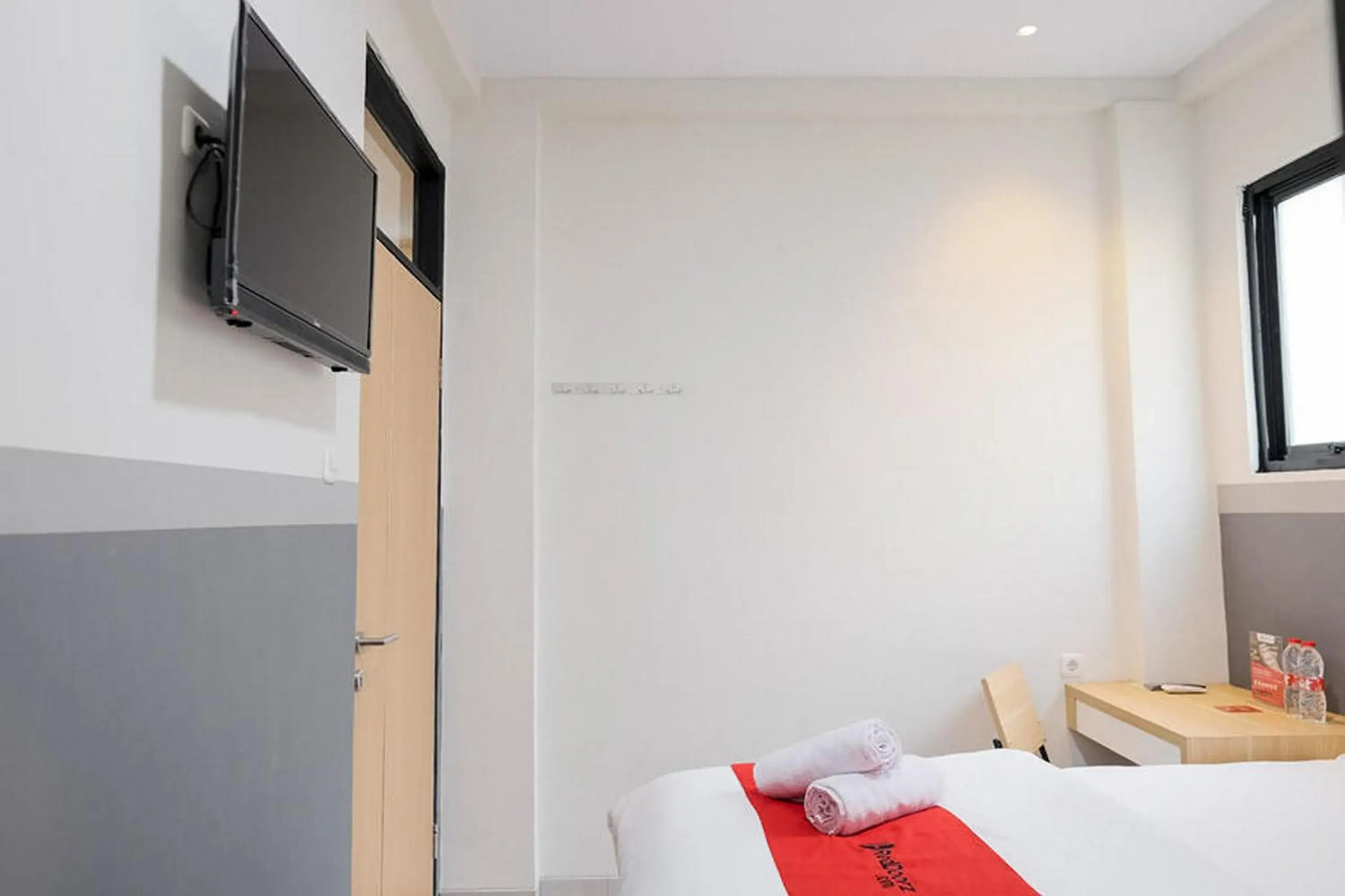 Bed in RedDoorz Plus near Taman Anggrek Mall Bed in RedDoorz Plus near Taman Anggrek Mall