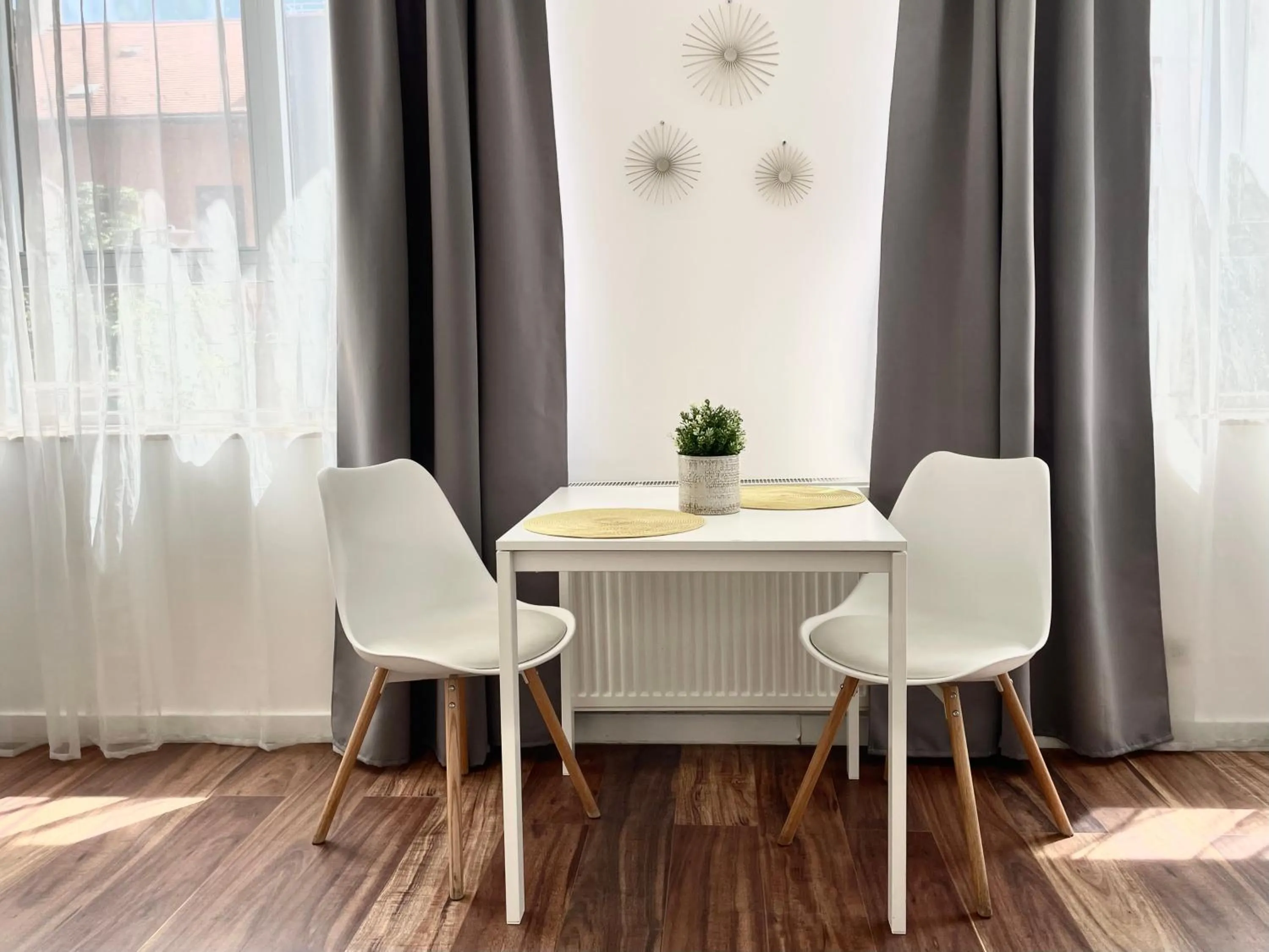 Dining area in Central Passage Apartments by Vagabond Downtown