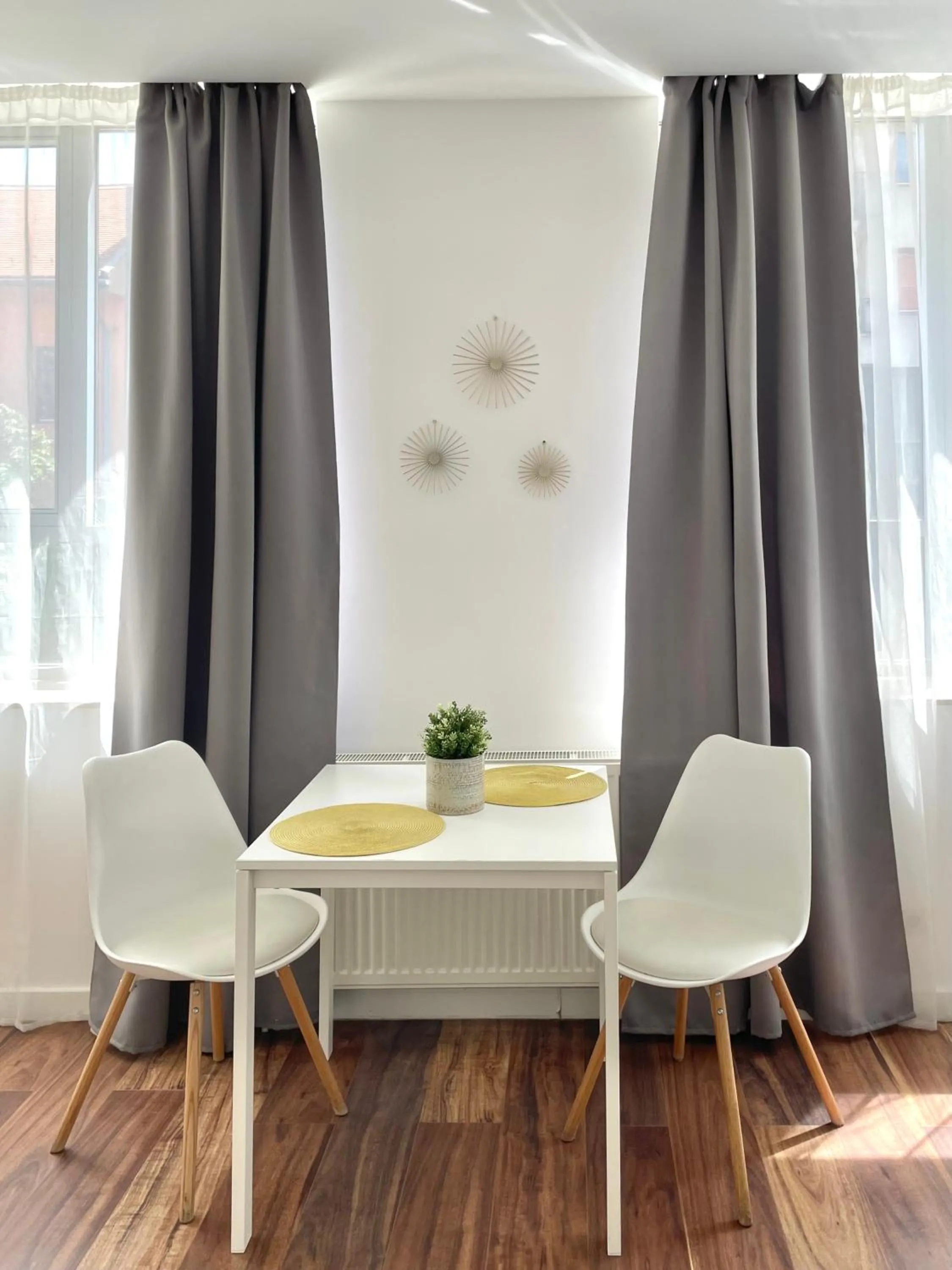 Dining area in Central Passage Apartments by Vagabond Downtown
