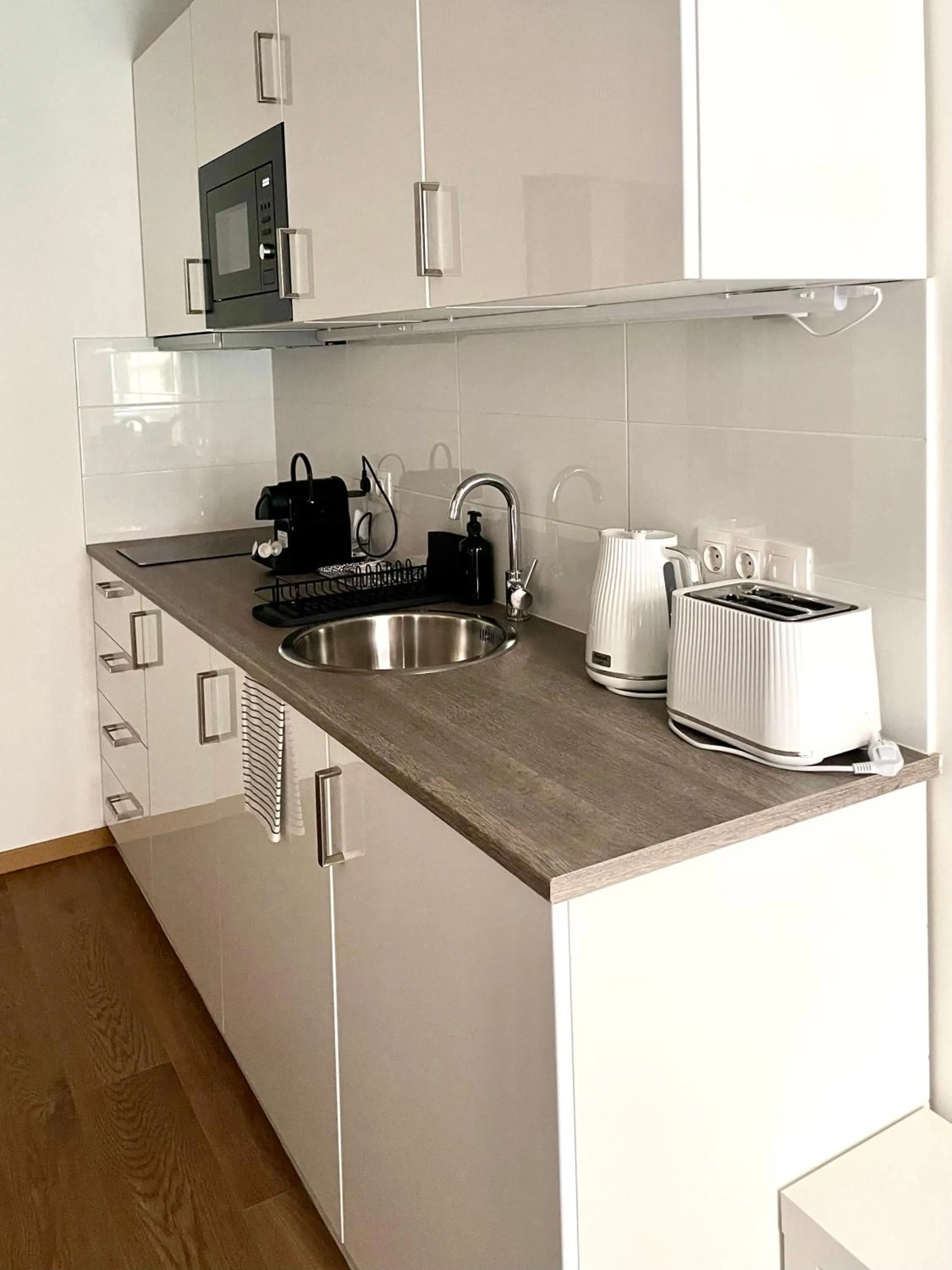 Coffee/tea facilities in Central Passage Apartments by Vagabond Downtown