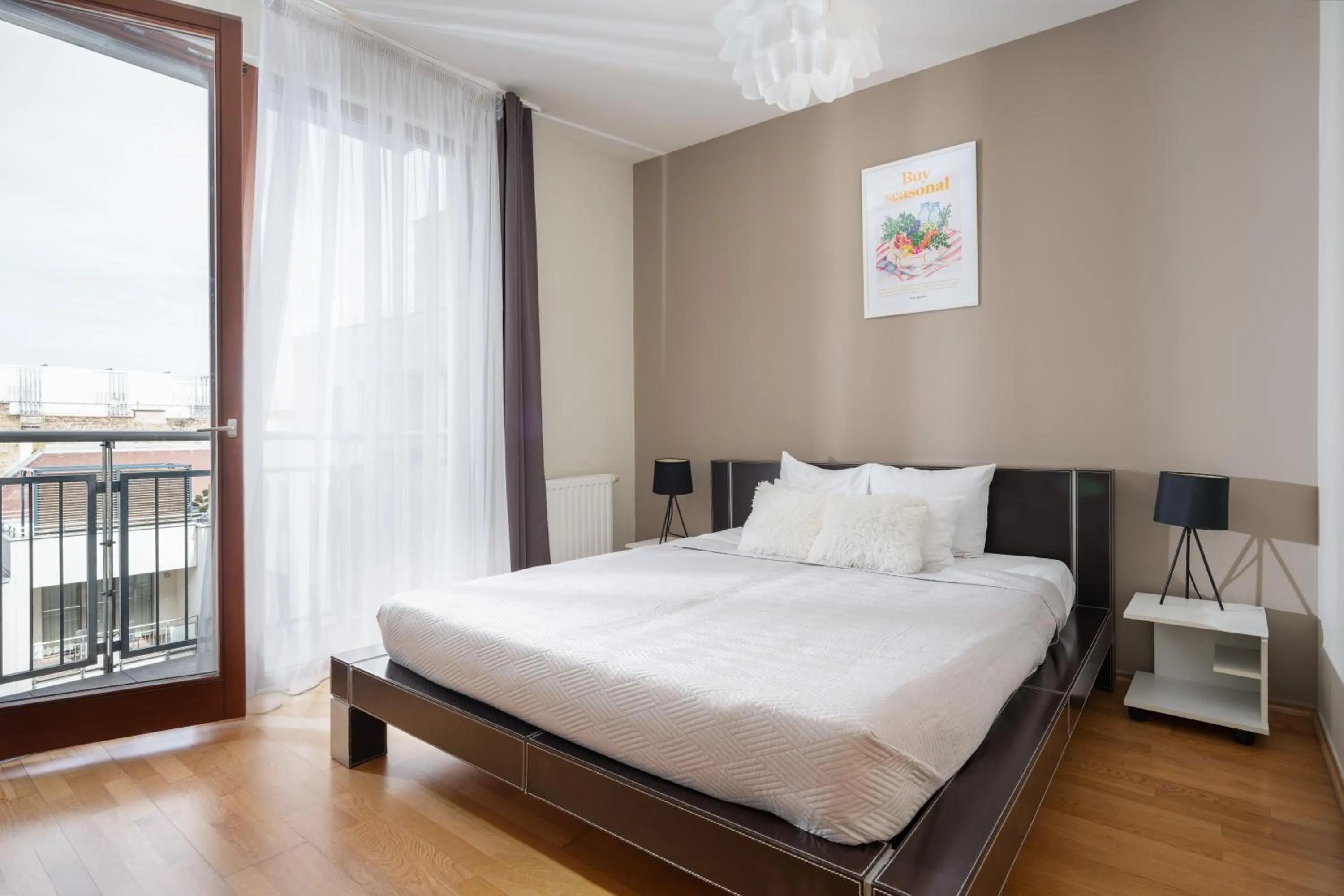 Bedroom, Bed in Central Passage Apartments by Vagabond Downtown