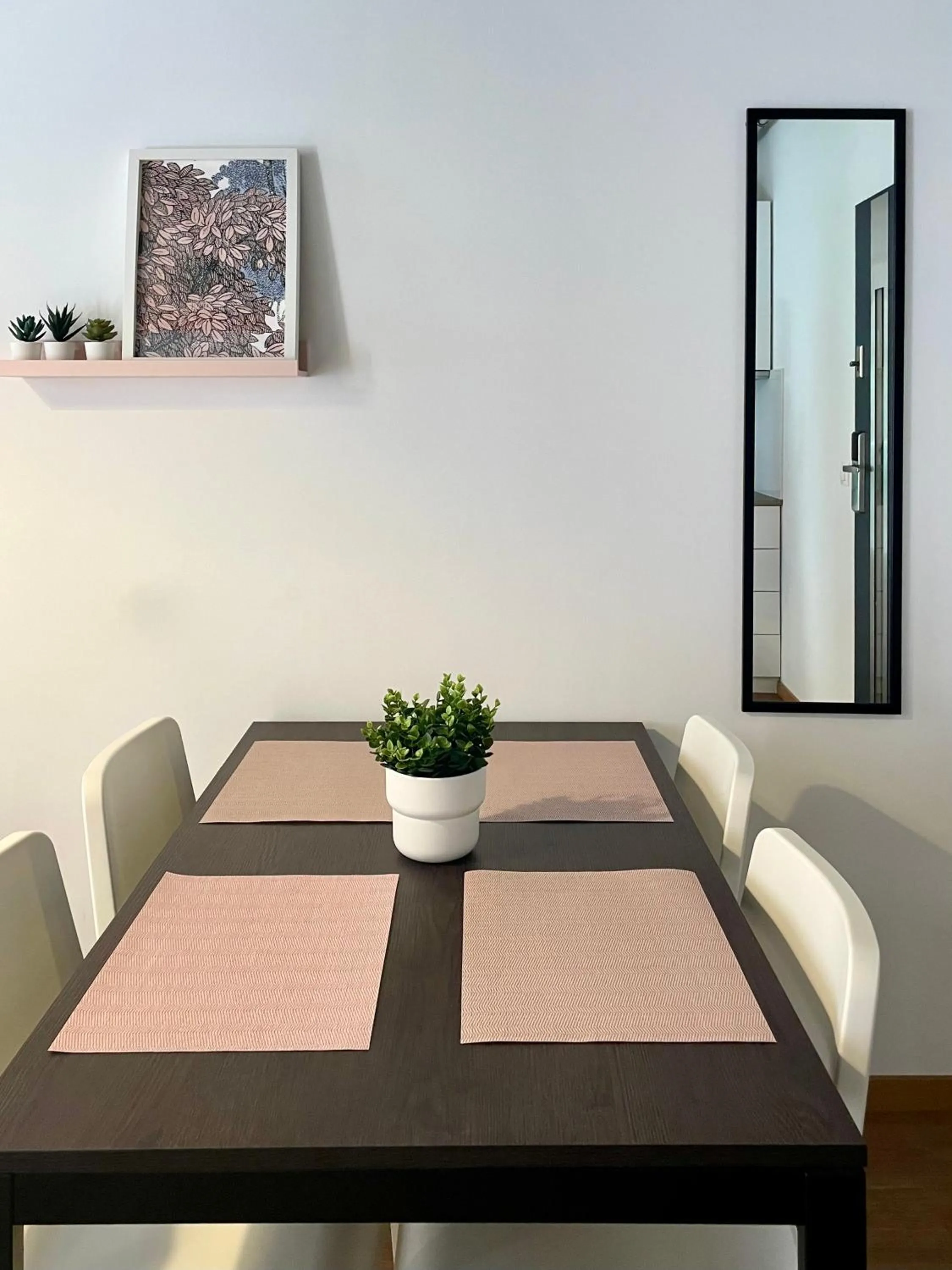 Dining area in Central Passage Apartments by Vagabond Downtown