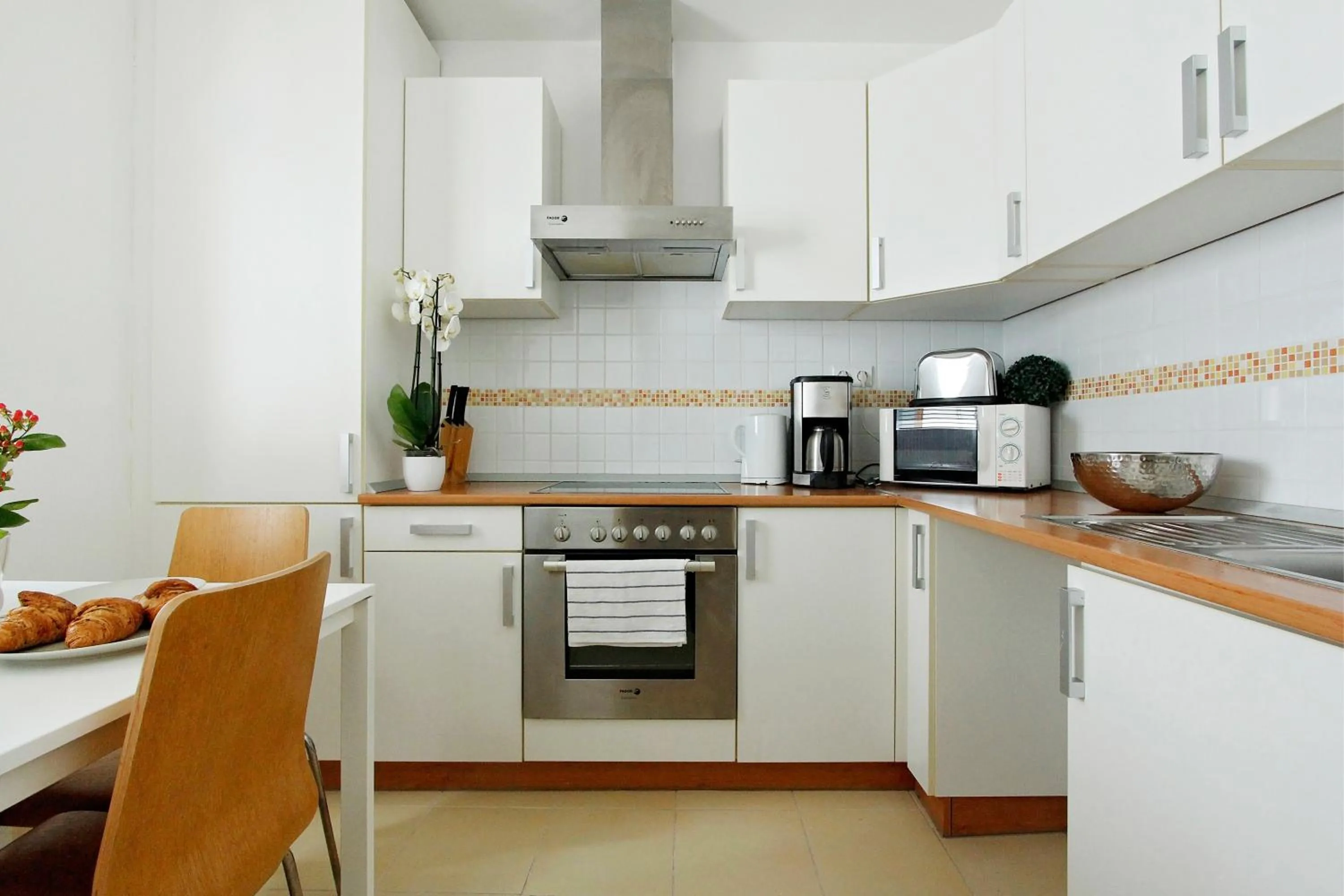 Kitchen or kitchenette in Central Passage Apartments by Vagabond Downtown