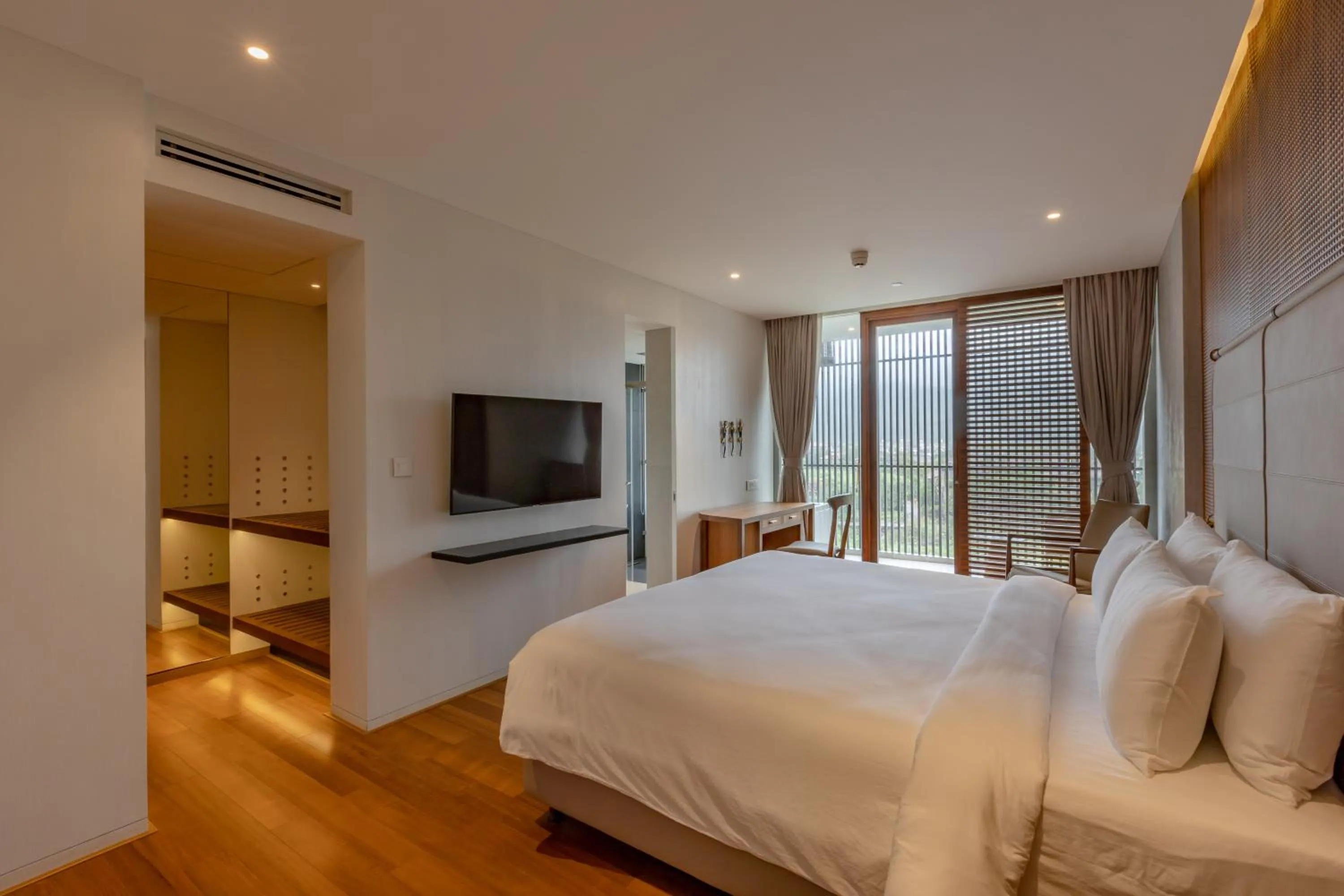 TV and multimedia, Bed in Radisson Resort and Spa Lonavala