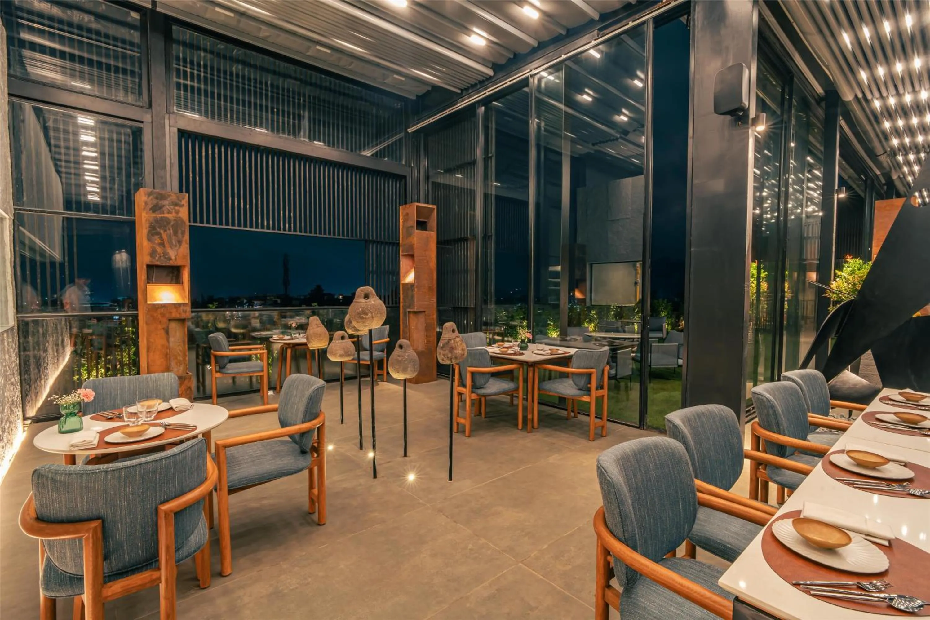 Lounge or bar in Radisson Resort and Spa Lonavala