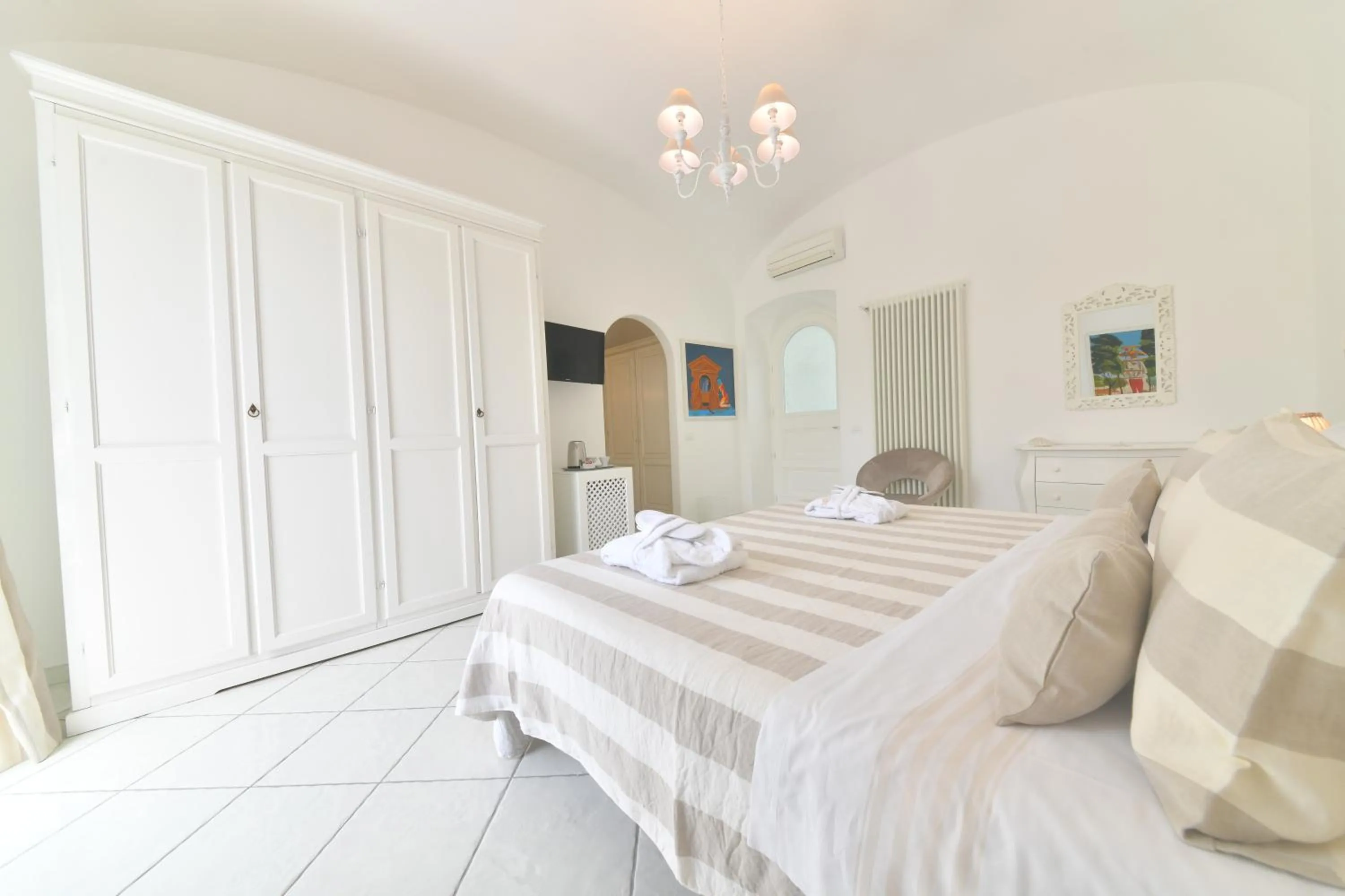 Bedroom, Bed in Queen Suite - Luxury Rooms
