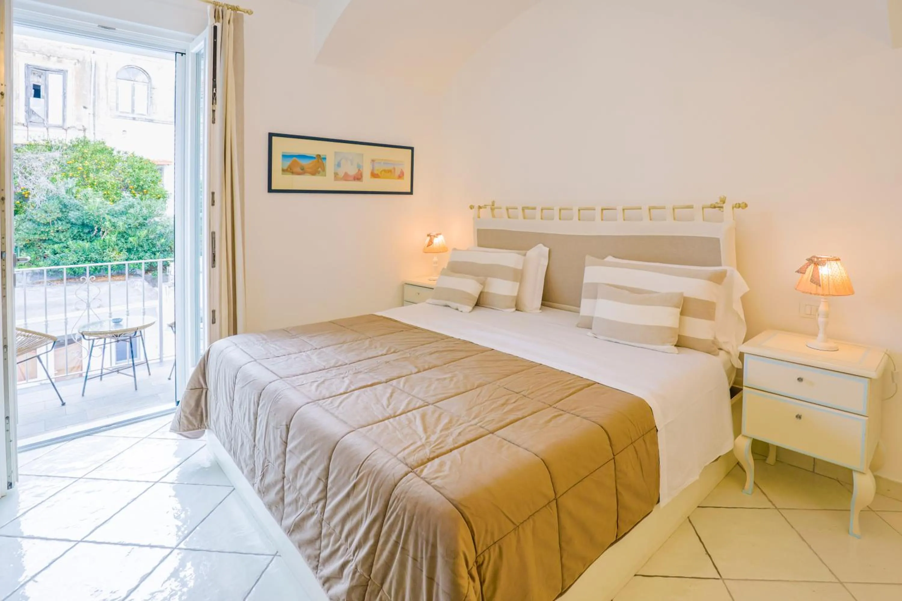 Bedroom, Bed in Queen Suite - Luxury Rooms