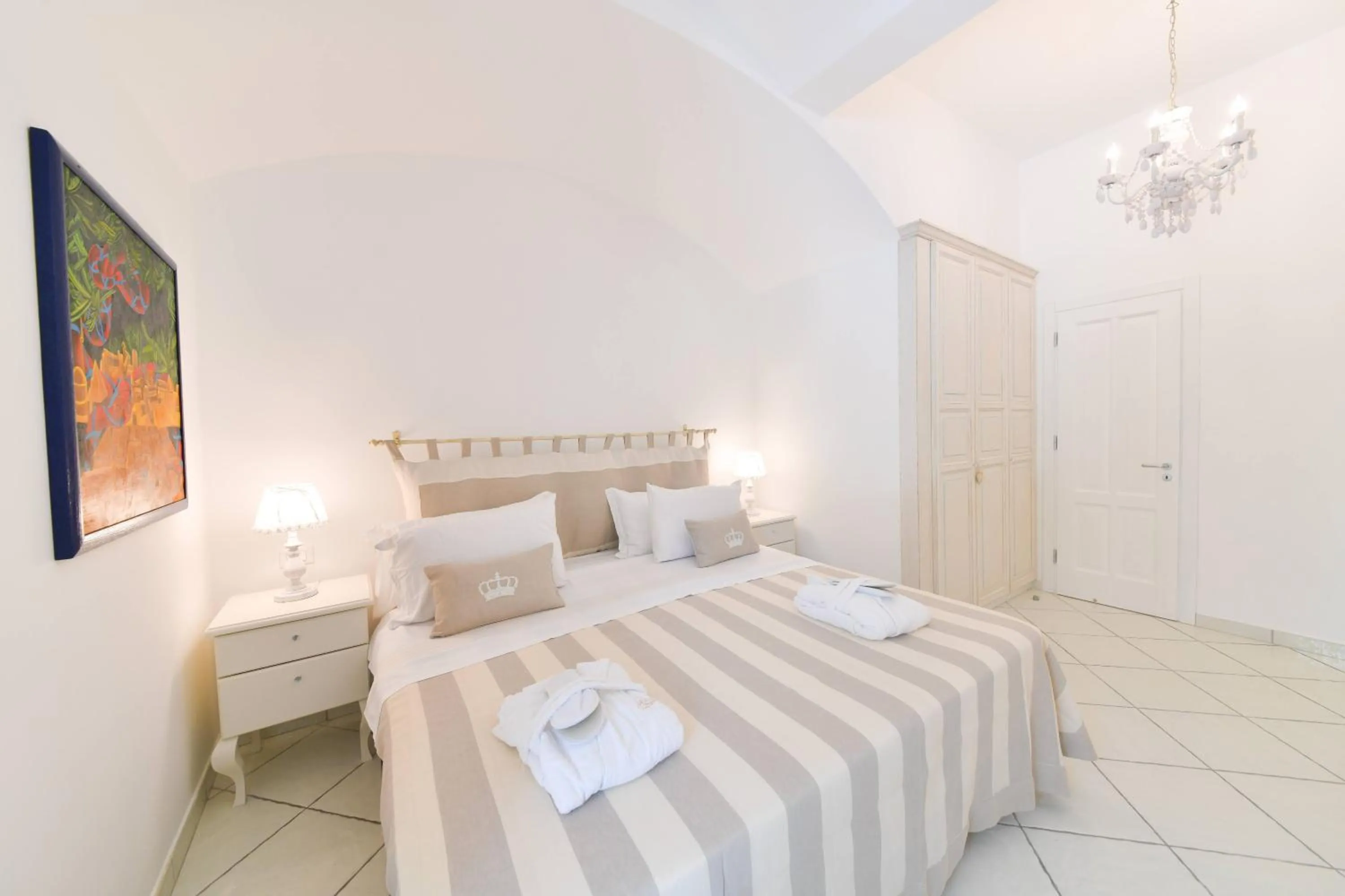 Photo of the whole room, Bed in Queen Suite - Luxury Rooms