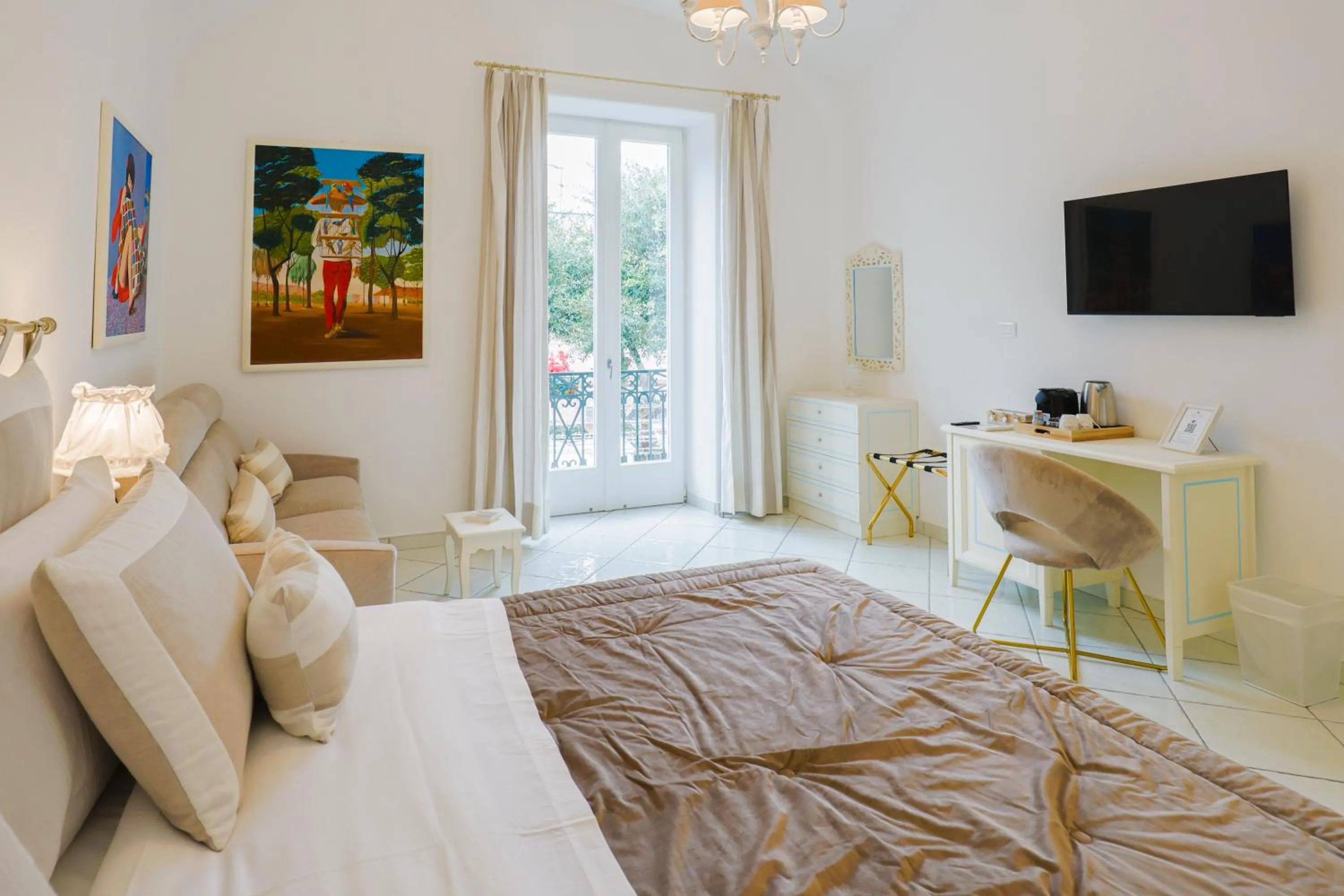 Bedroom, Bed in Queen Suite - Luxury Rooms