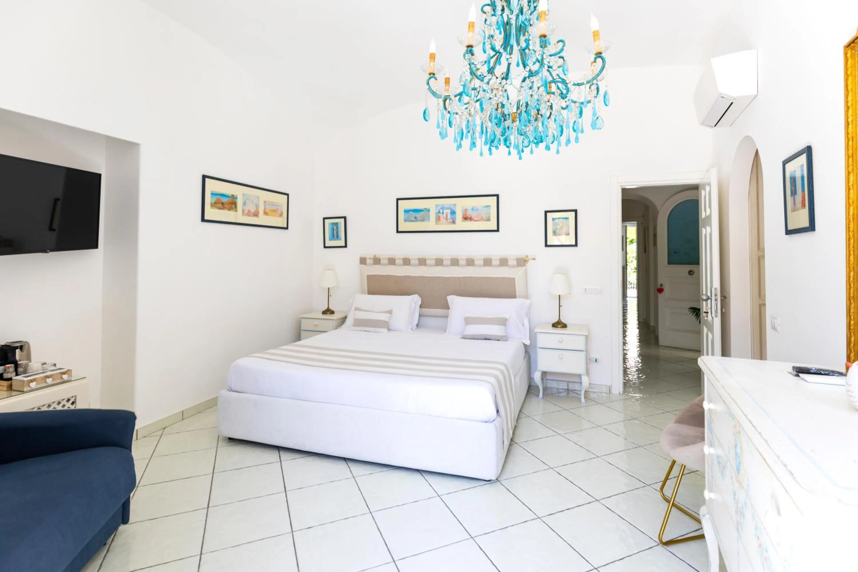 Photo of the whole room, Bed in Queen Suite - Luxury Rooms