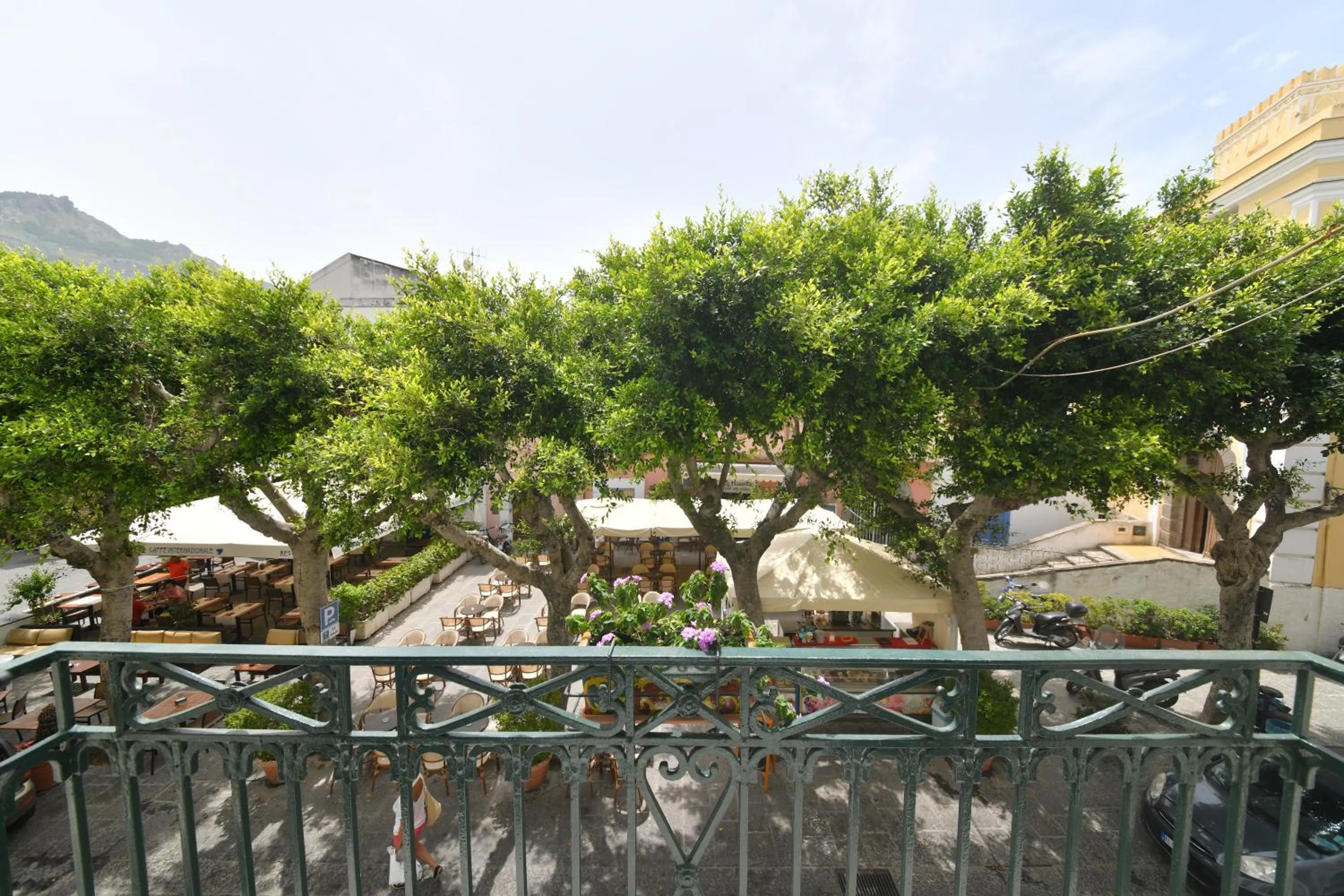 Natural landscape in Queen Suite - Luxury Rooms