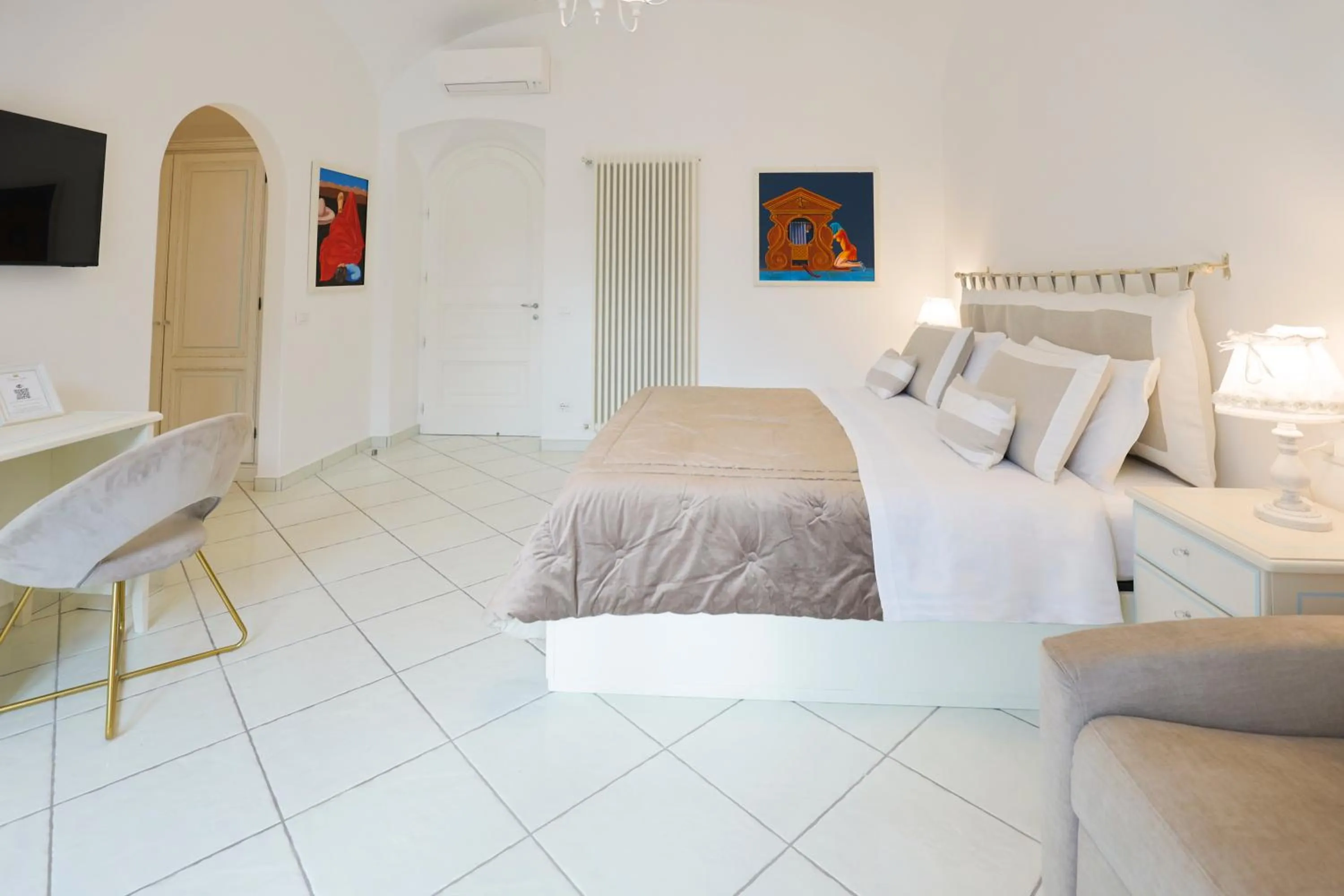 Photo of the whole room, Bed in Queen Suite - Luxury Rooms