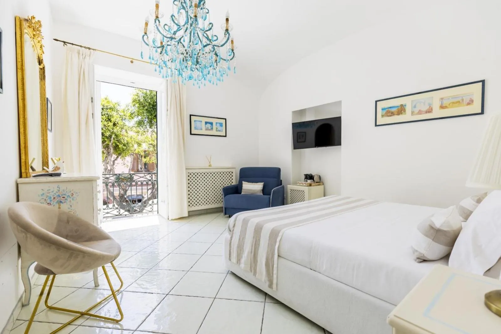 Bed in Queen Suite - Luxury Rooms