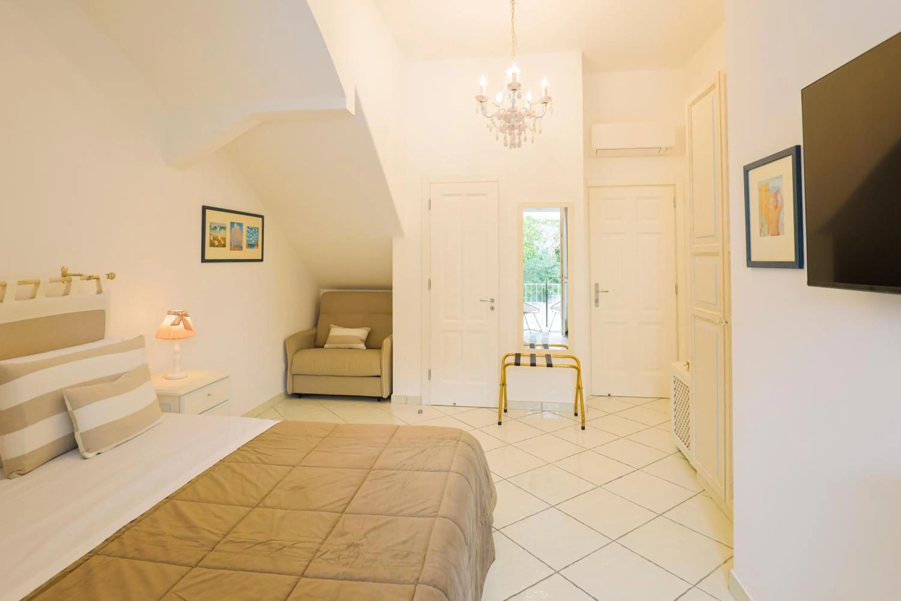 Bedroom, Bed in Queen Suite - Luxury Rooms