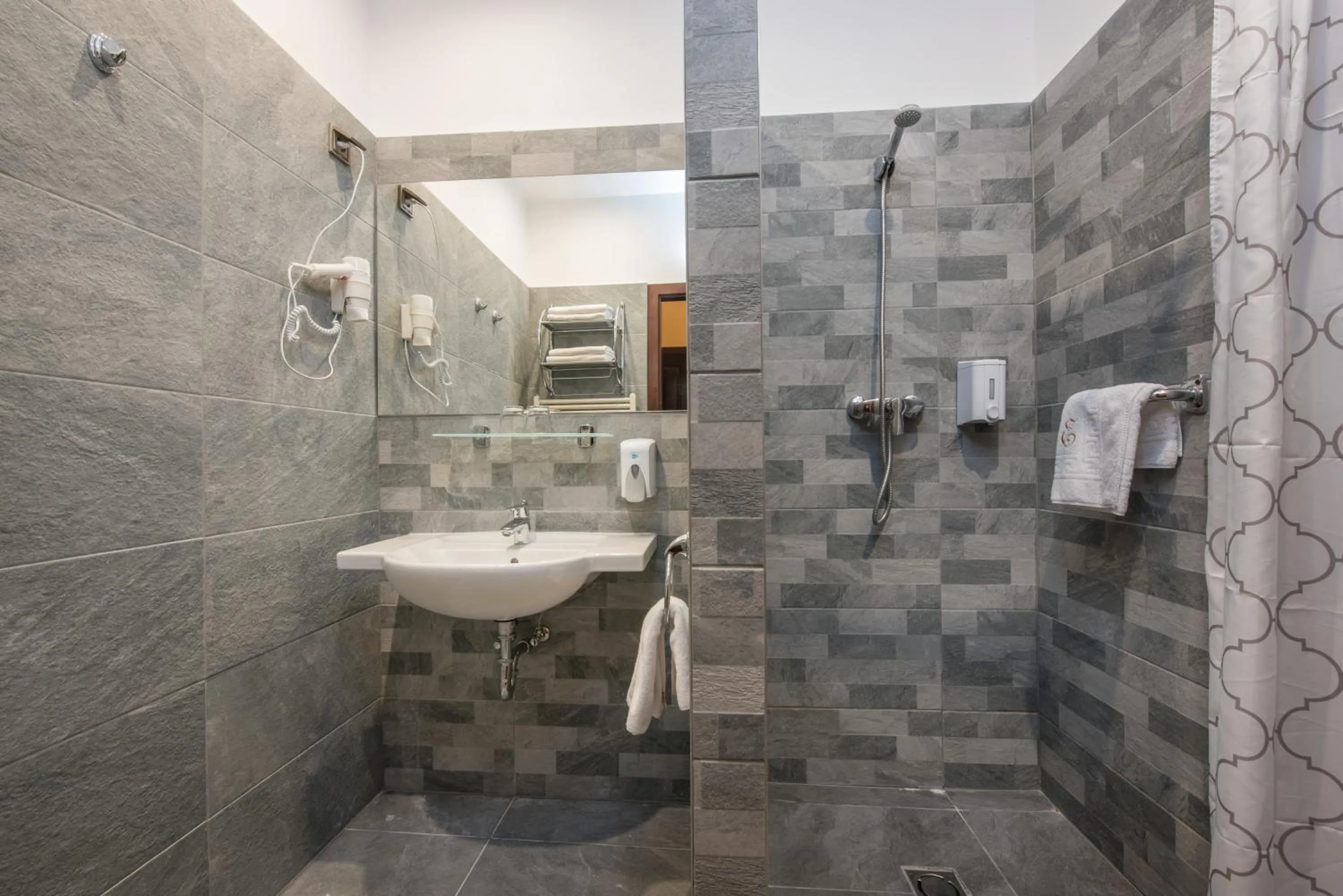 Shower in Erzsébet Park Hotel