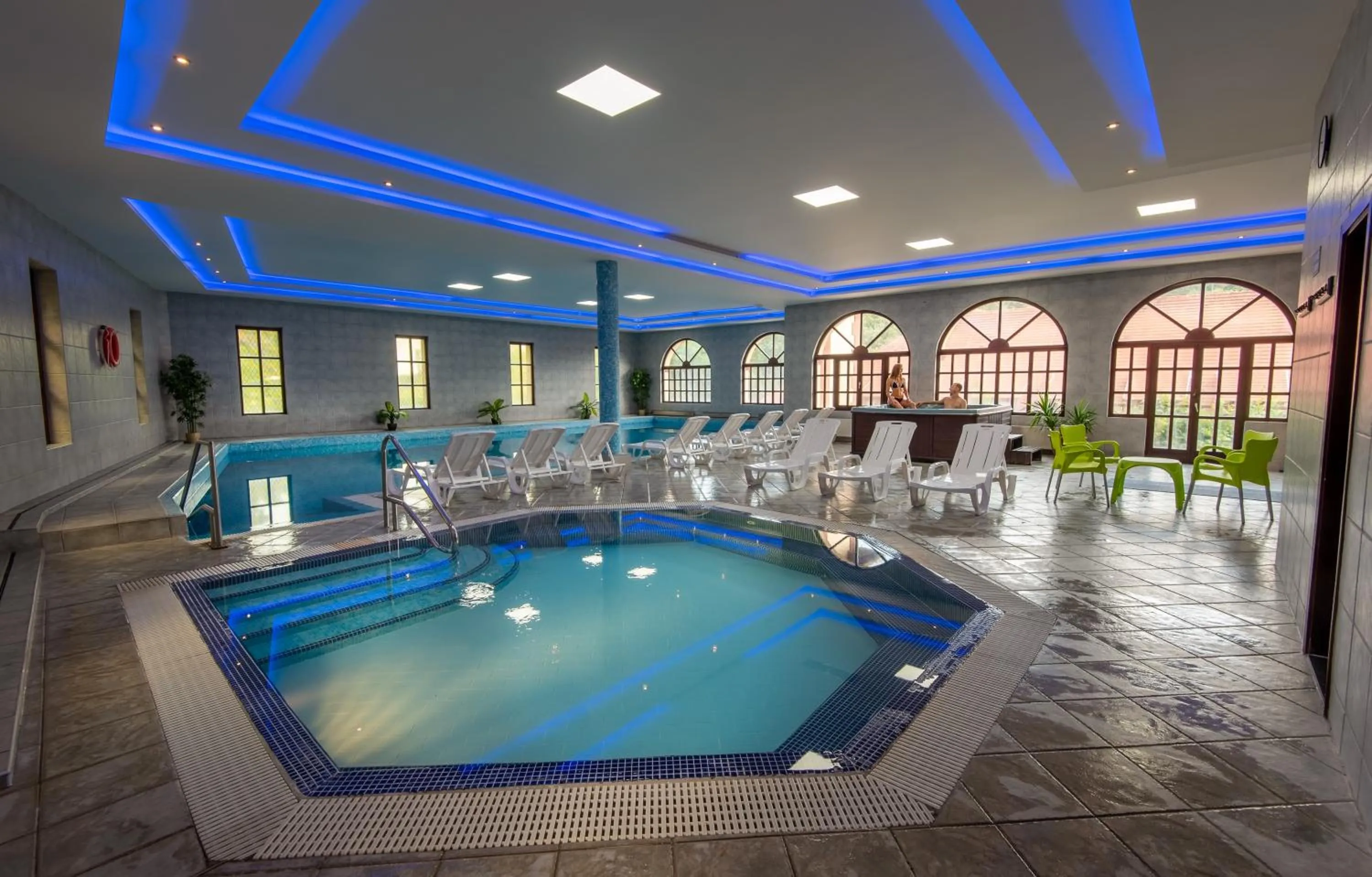 Swimming pool in Erzsébet Park Hotel
