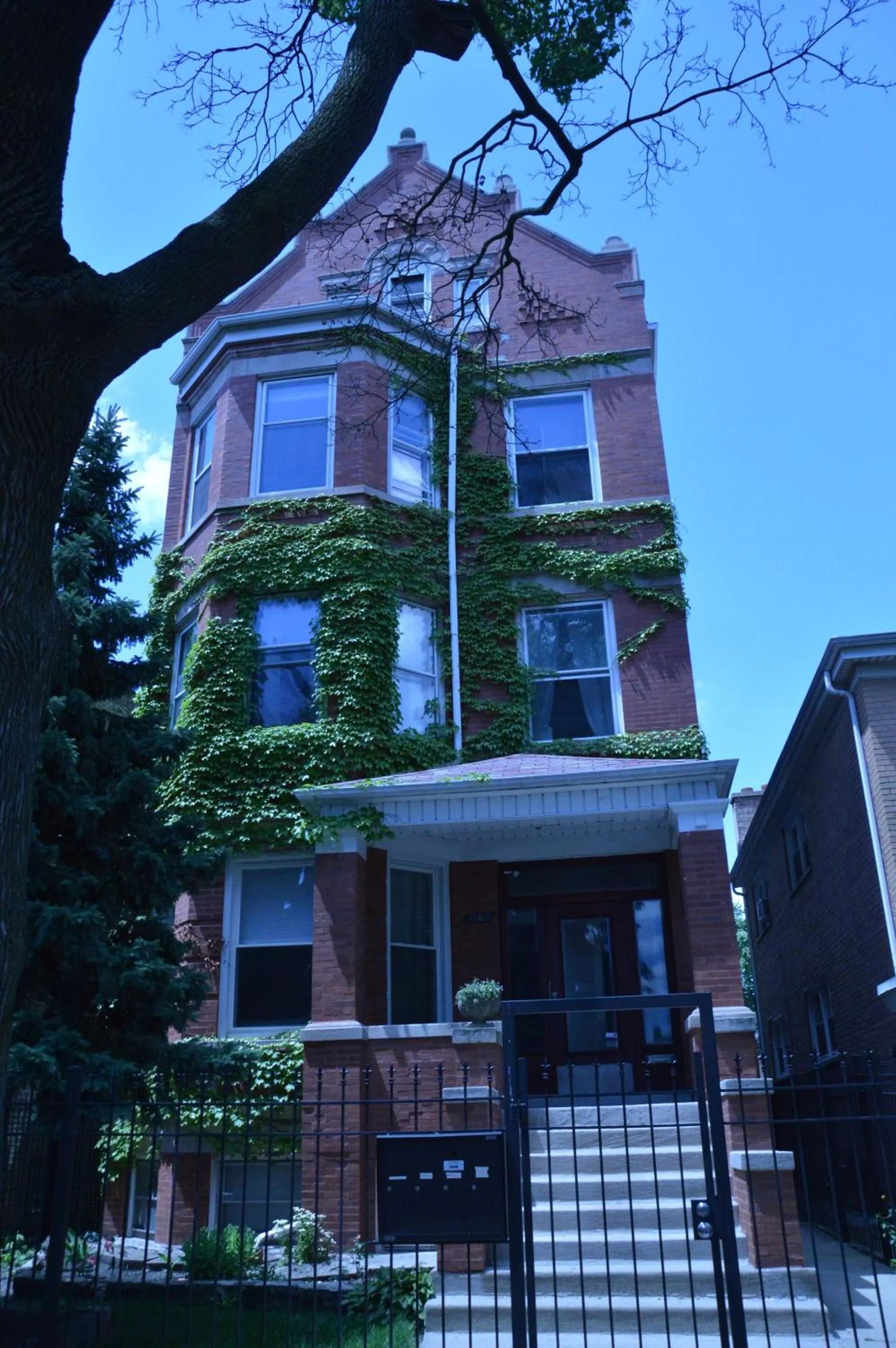 Property building in Sunny, Spacious, 3BR 1BA Davlin INN Chicago