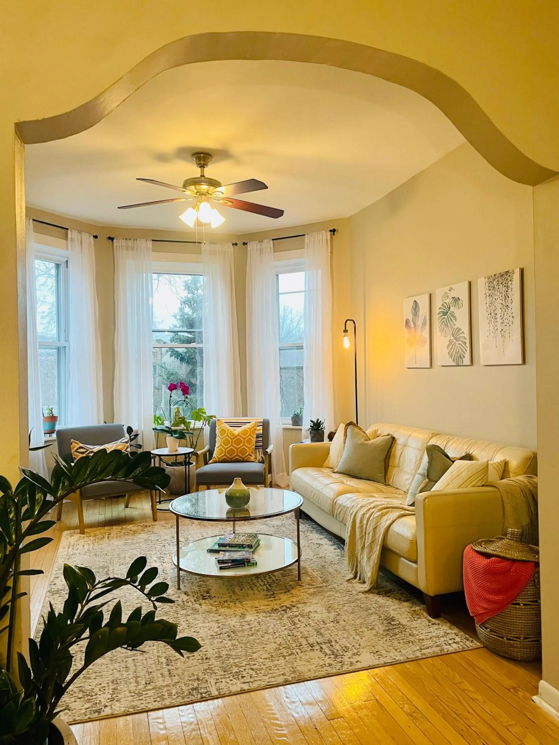 Living room in Sunny, Spacious, 3BR 1BA Davlin INN Chicago