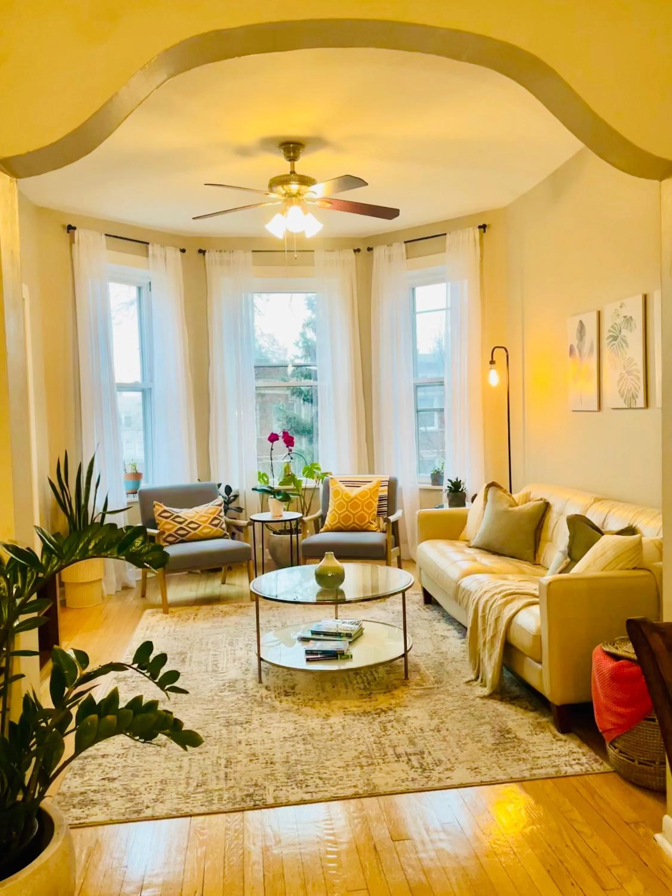 Living room in Sunny, Spacious, 3BR 1BA Davlin INN Chicago