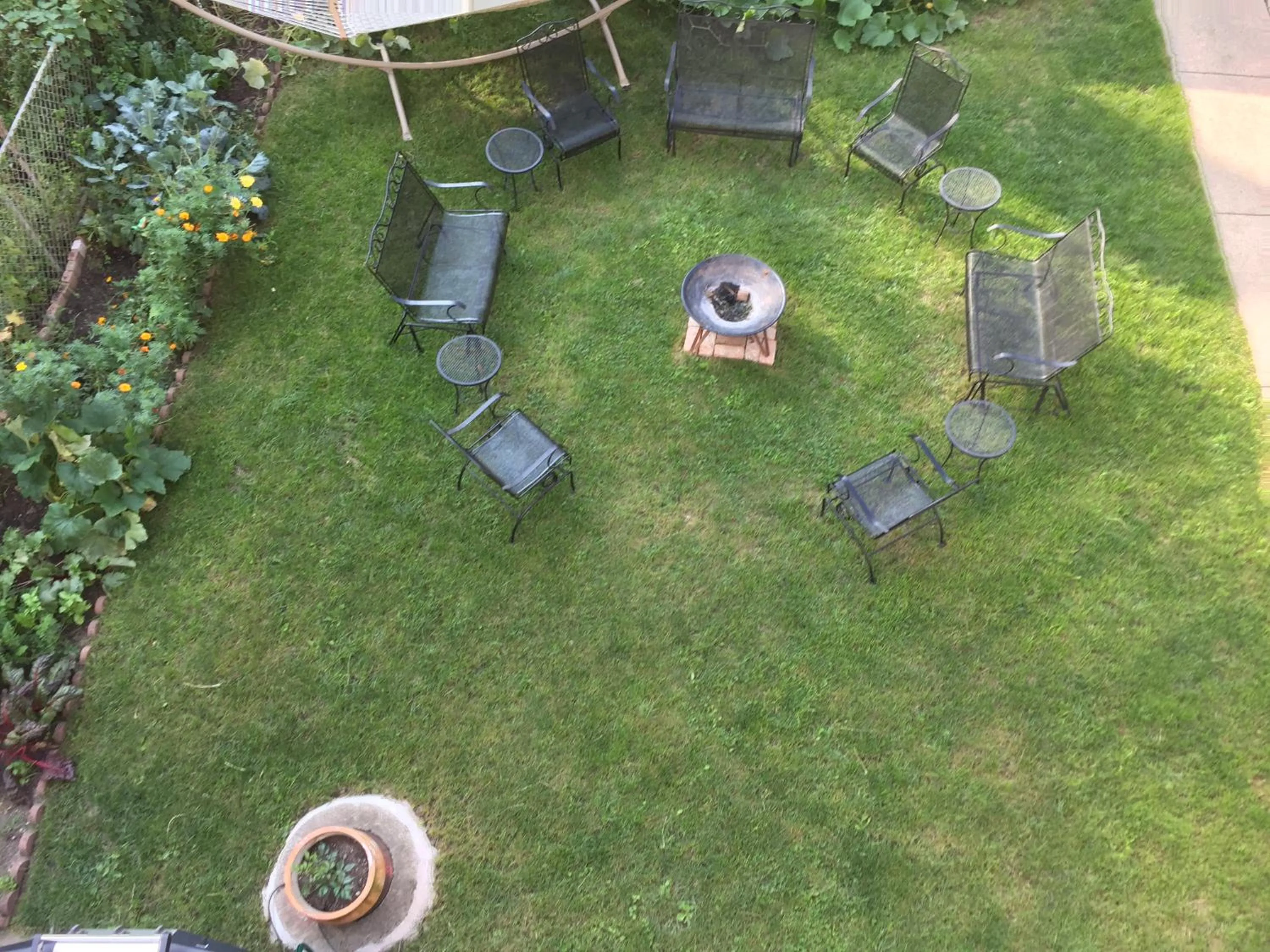 Garden view in Sunny, Spacious, 3BR 1BA Davlin INN Chicago