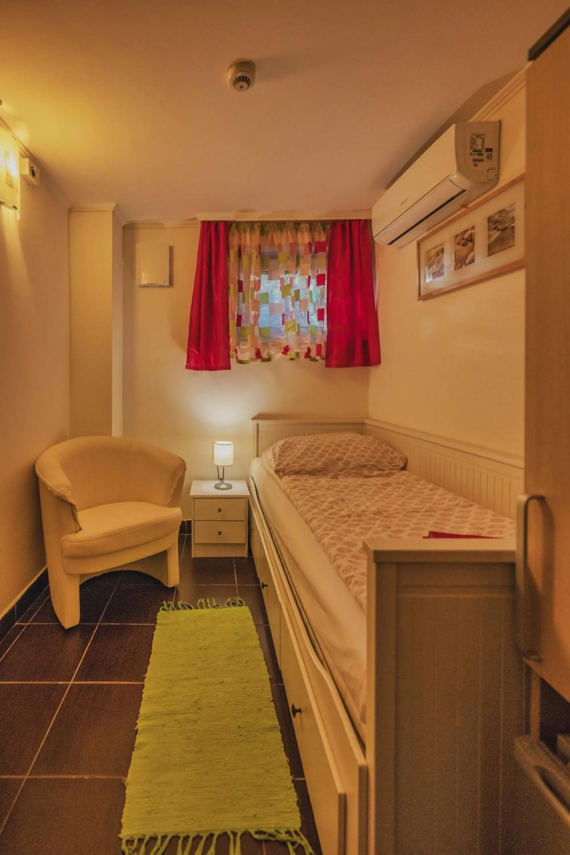 TV and multimedia, Bed in Caesar Apartments & Rooms