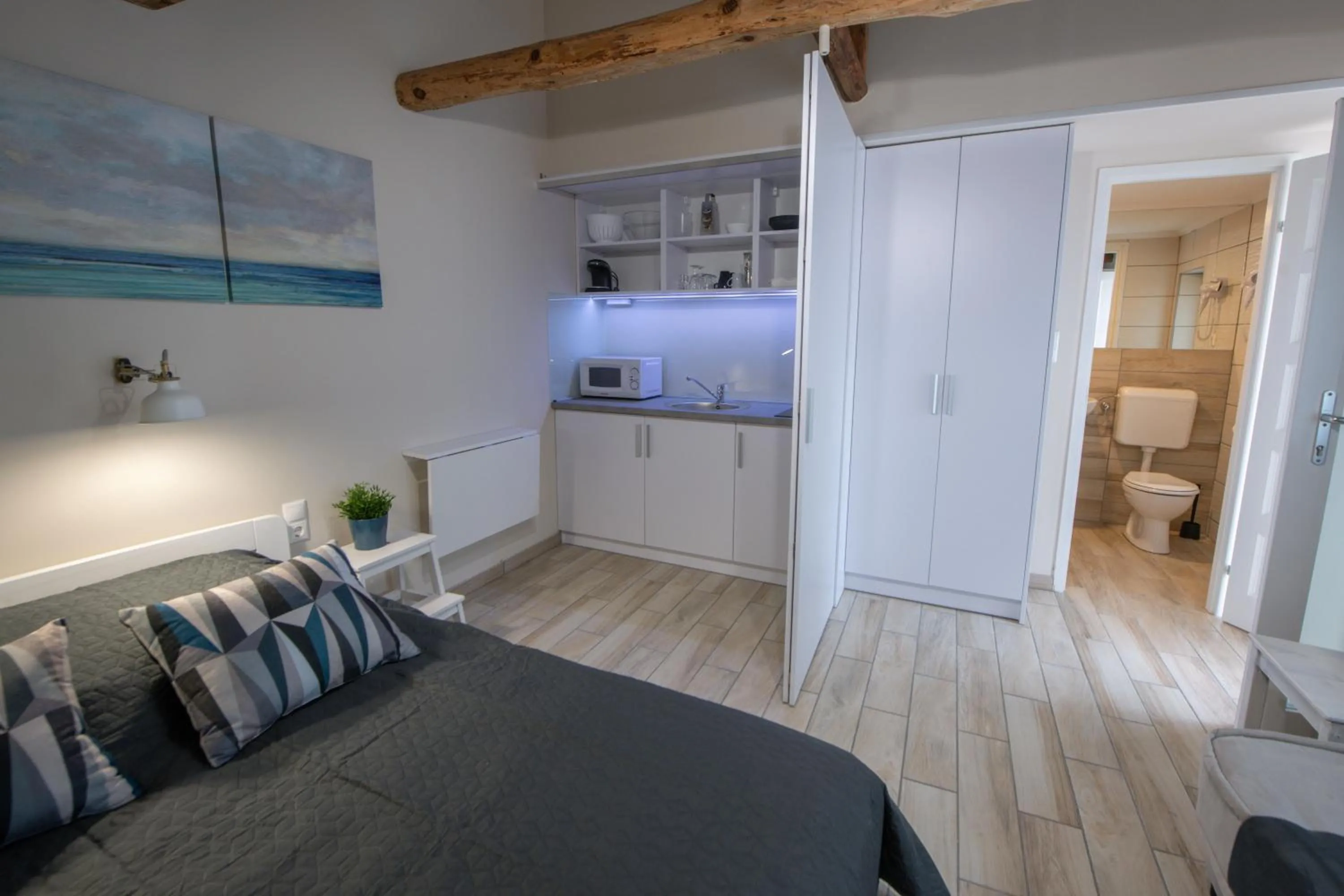 Kitchen or kitchenette, Bed in Caesar Apartments & Rooms