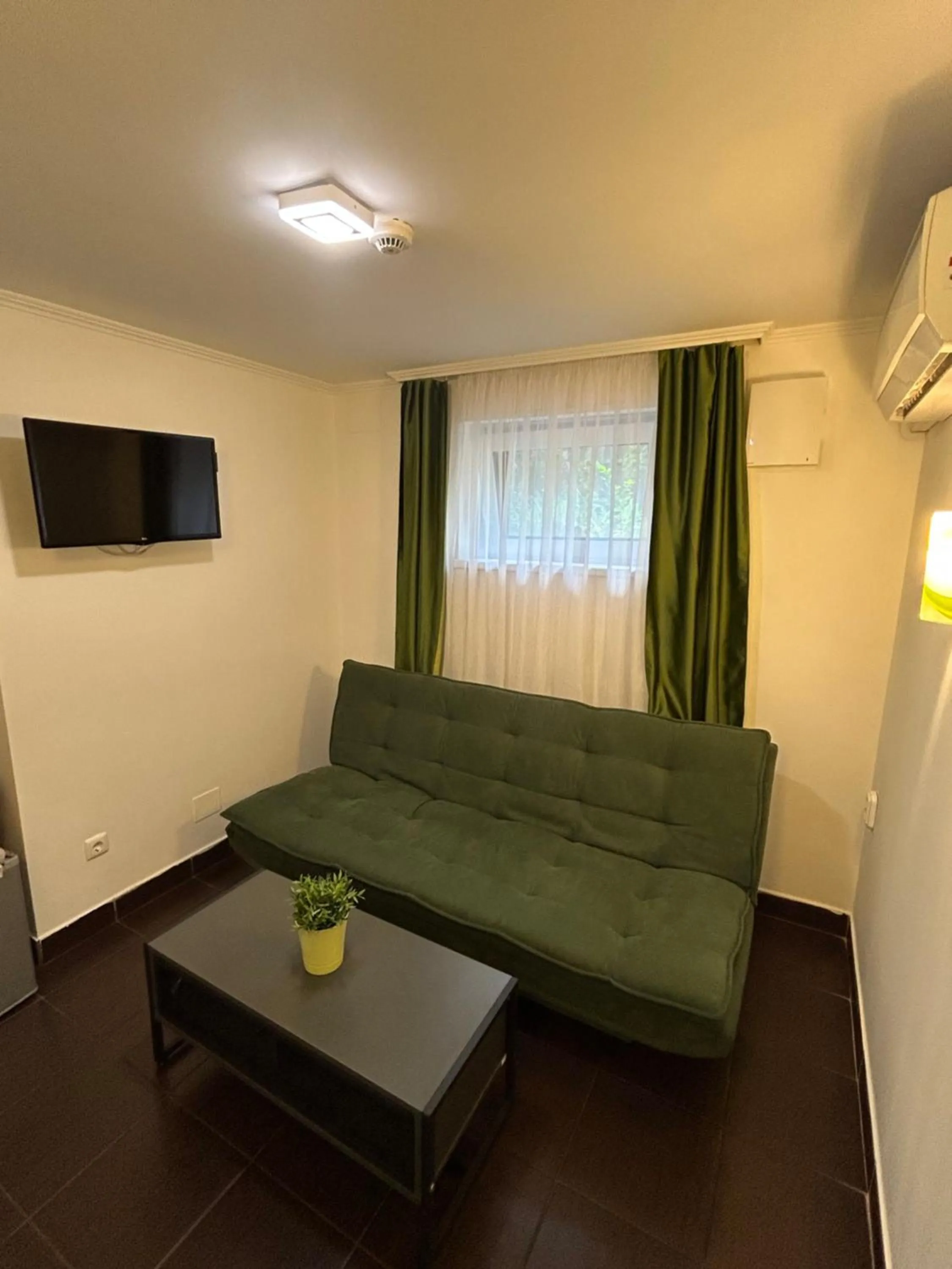 Communal lounge/ TV room in Caesar Apartments & Rooms