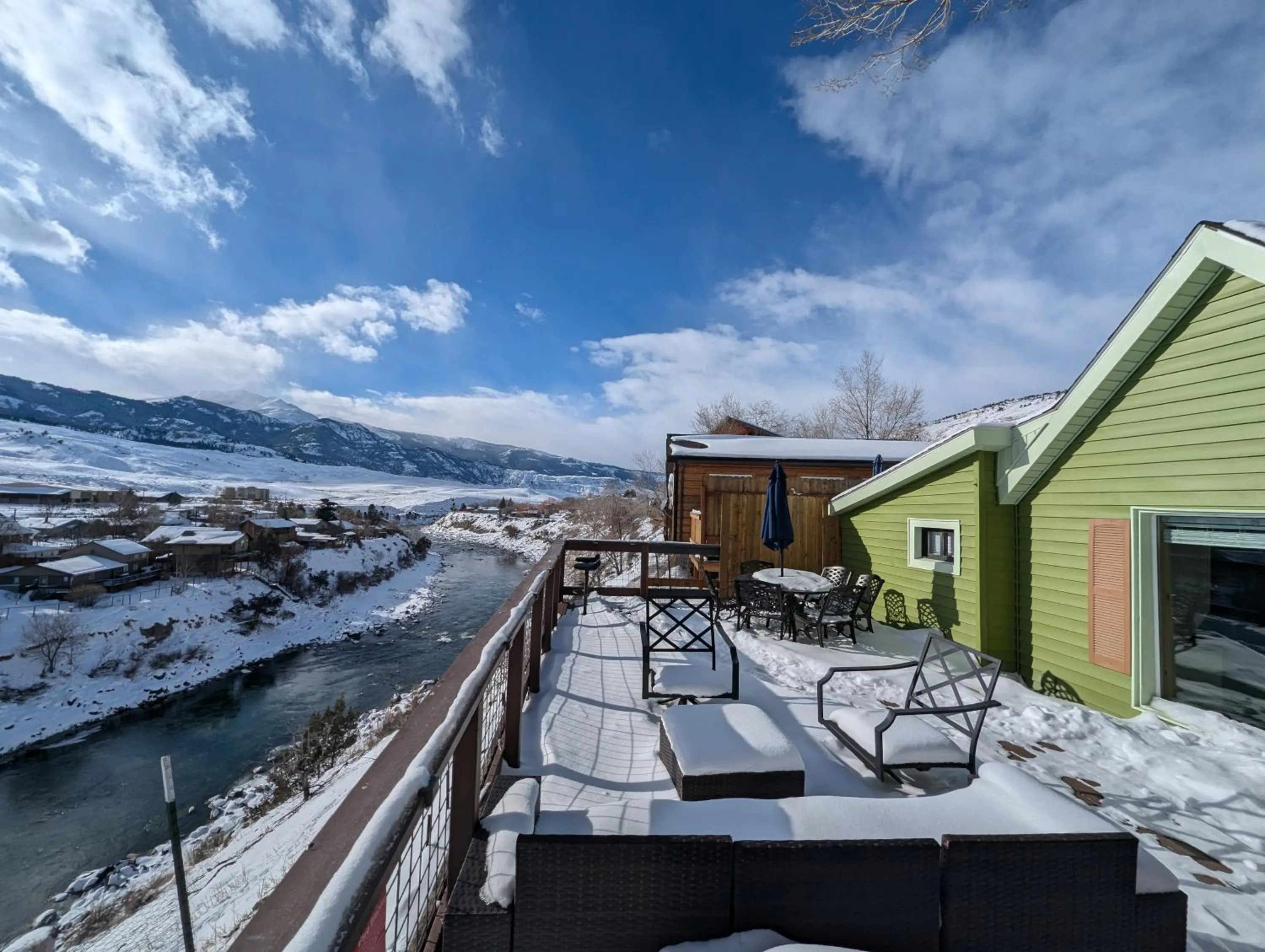 Yellowstone Treasure Guesthouses on the River