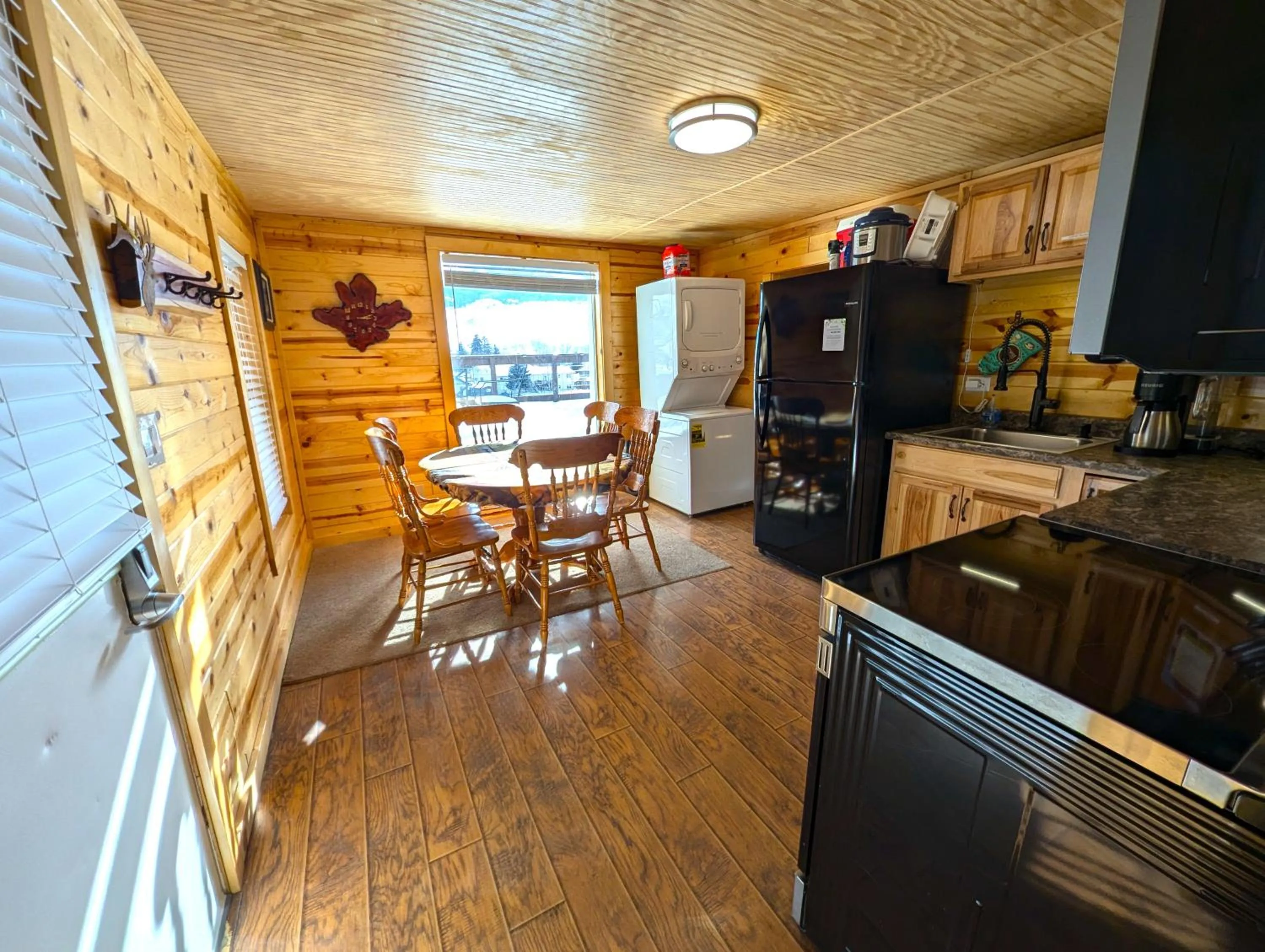 Yellowstone Treasure Guesthouses on the River