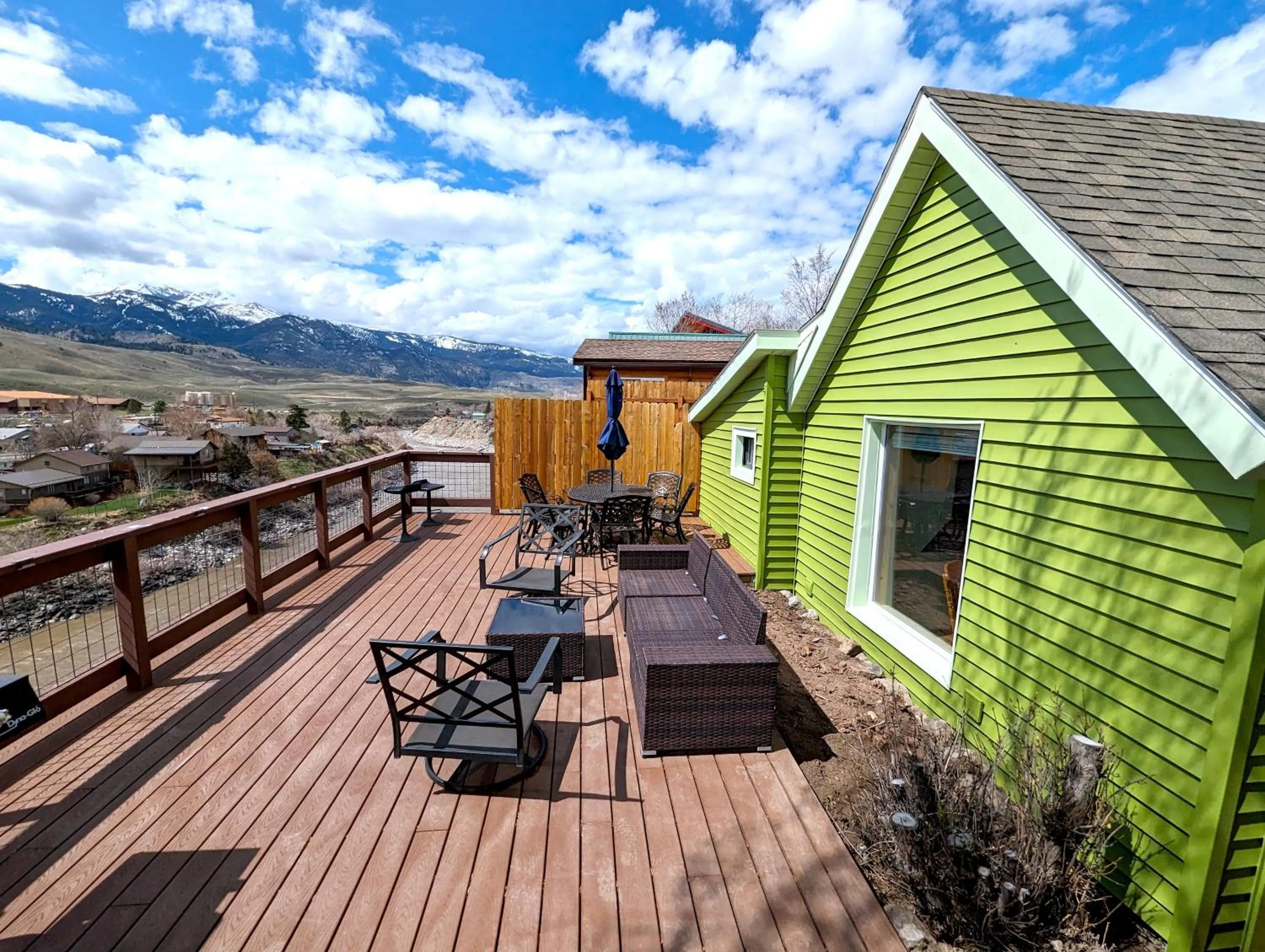 Yellowstone Treasure Guesthouses on the River