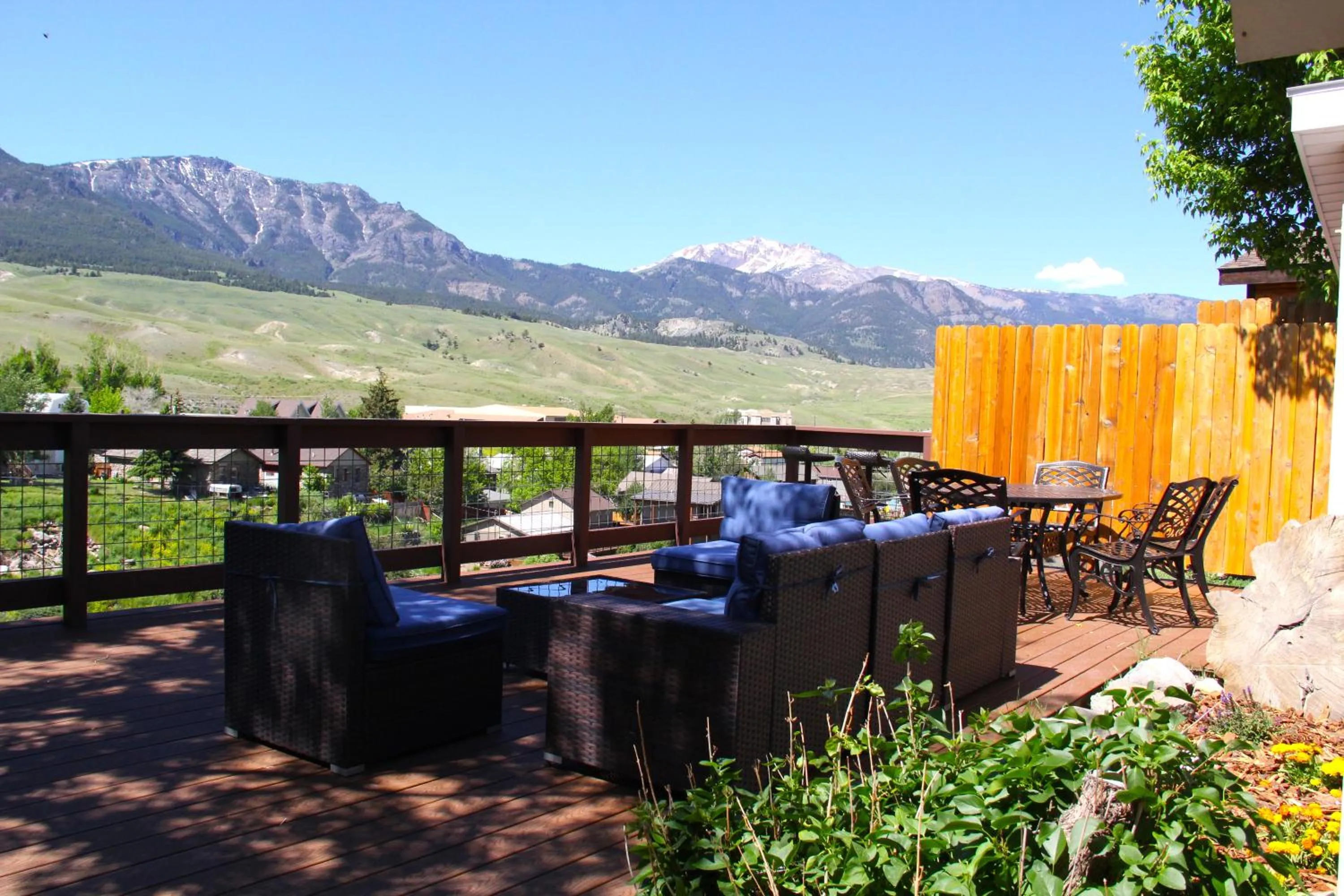 Yellowstone Treasure Guesthouses on the River