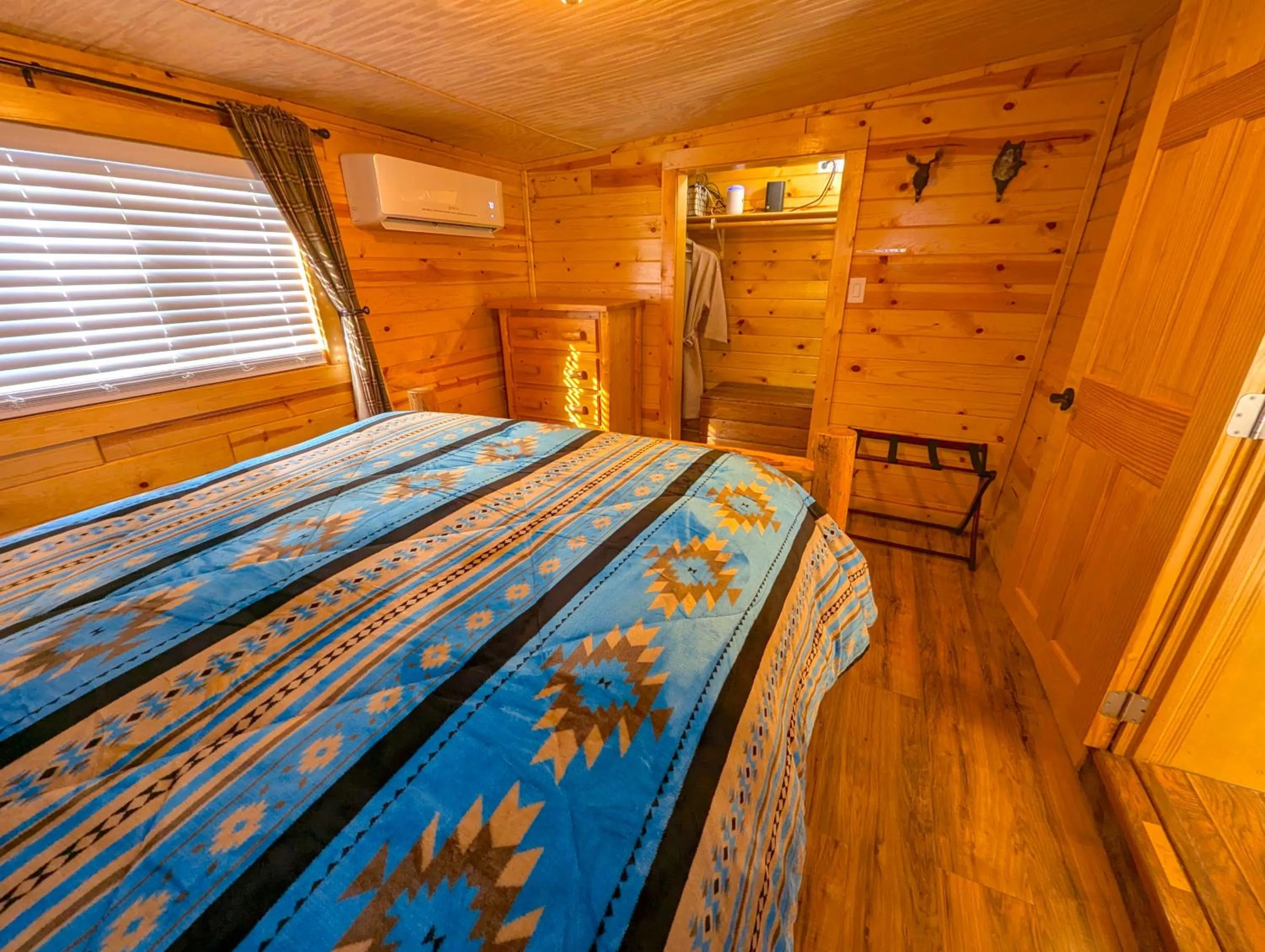 Bed in Yellowstone Treasure Guesthouses on the River