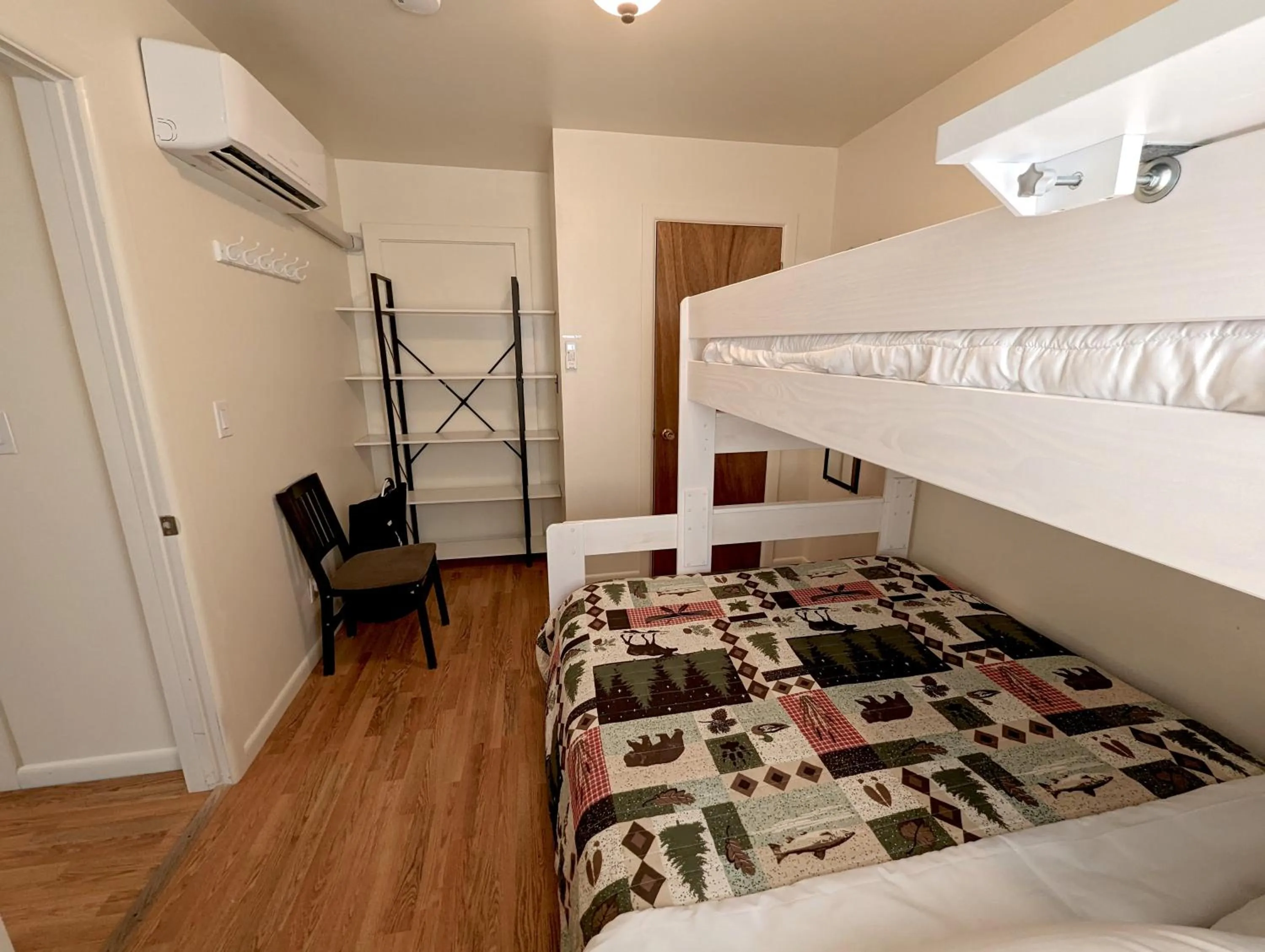 Bed in Yellowstone Treasure Guesthouses on the River