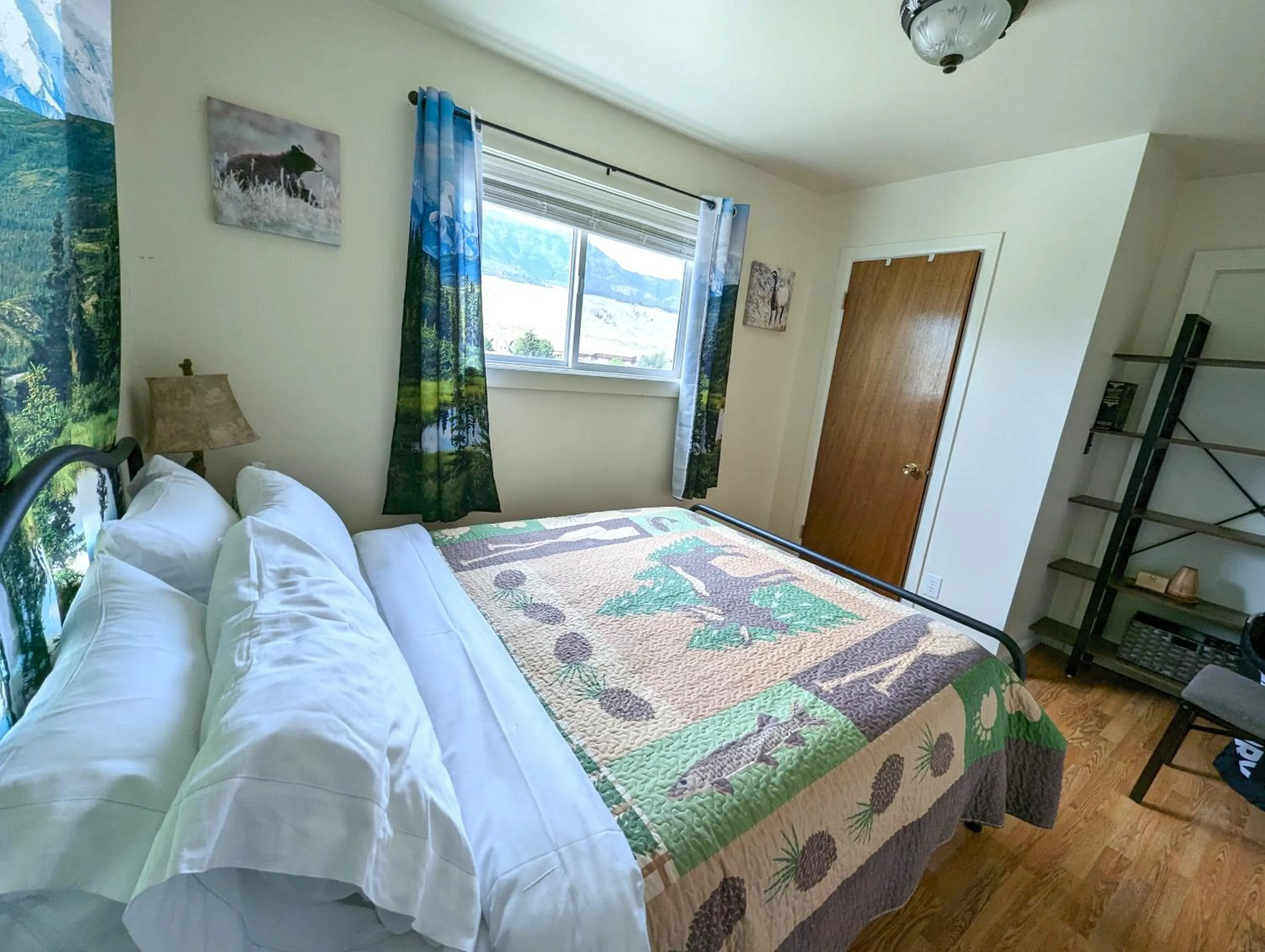 Bed in Yellowstone Treasure Guesthouses on the River