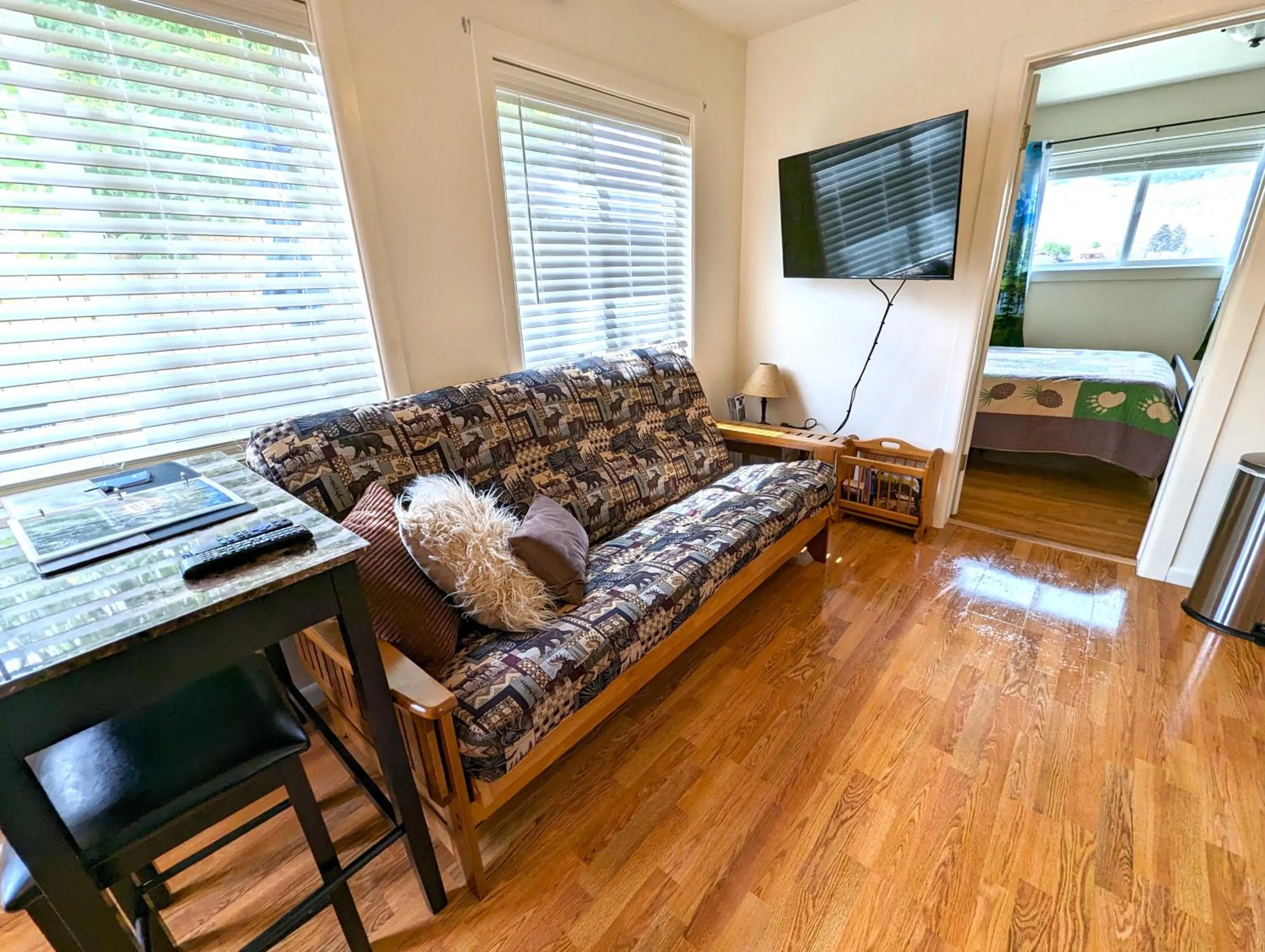 Bed in Yellowstone Treasure Guesthouses on the River