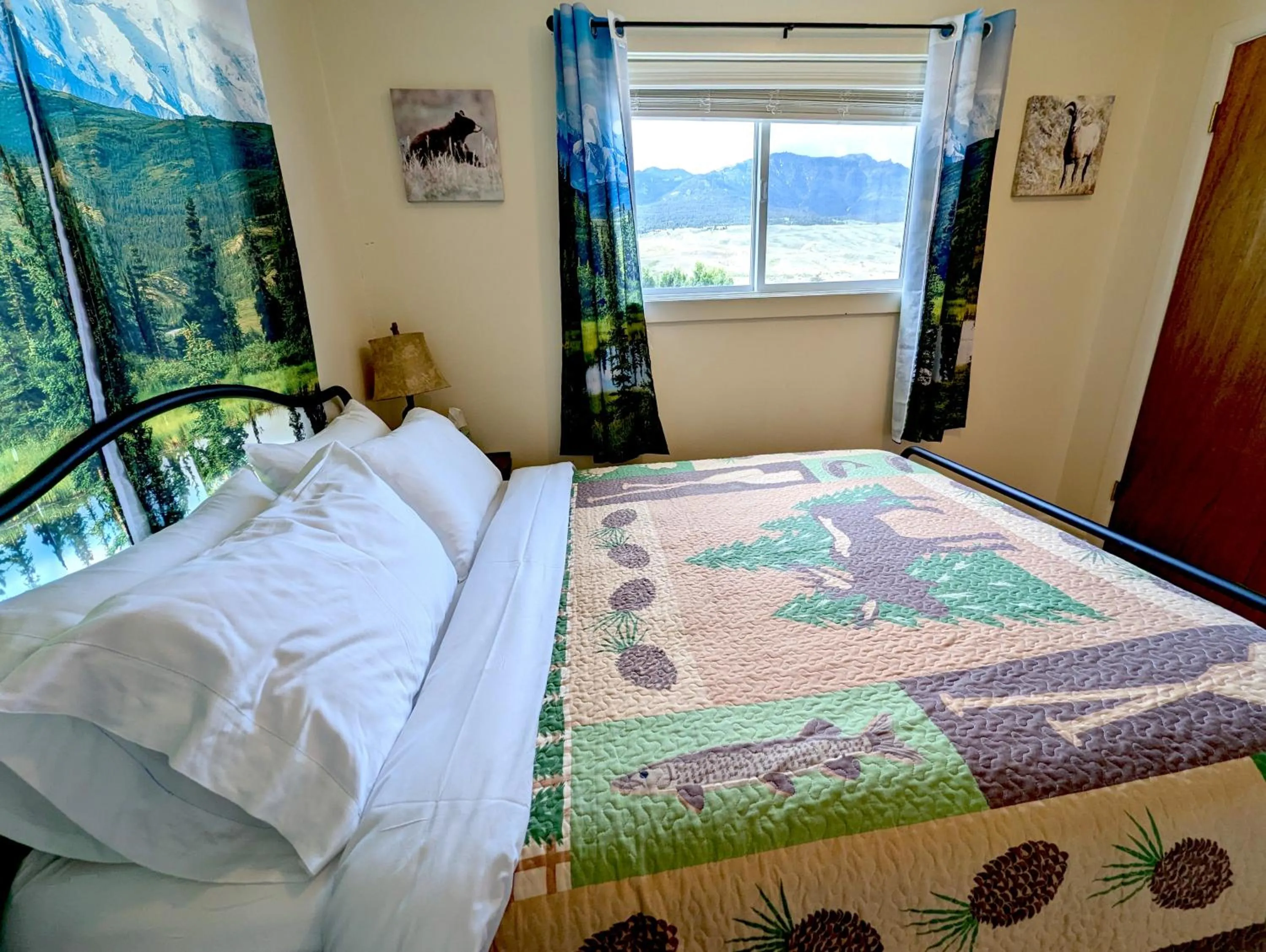 Bed in Yellowstone Treasure Guesthouses on the River