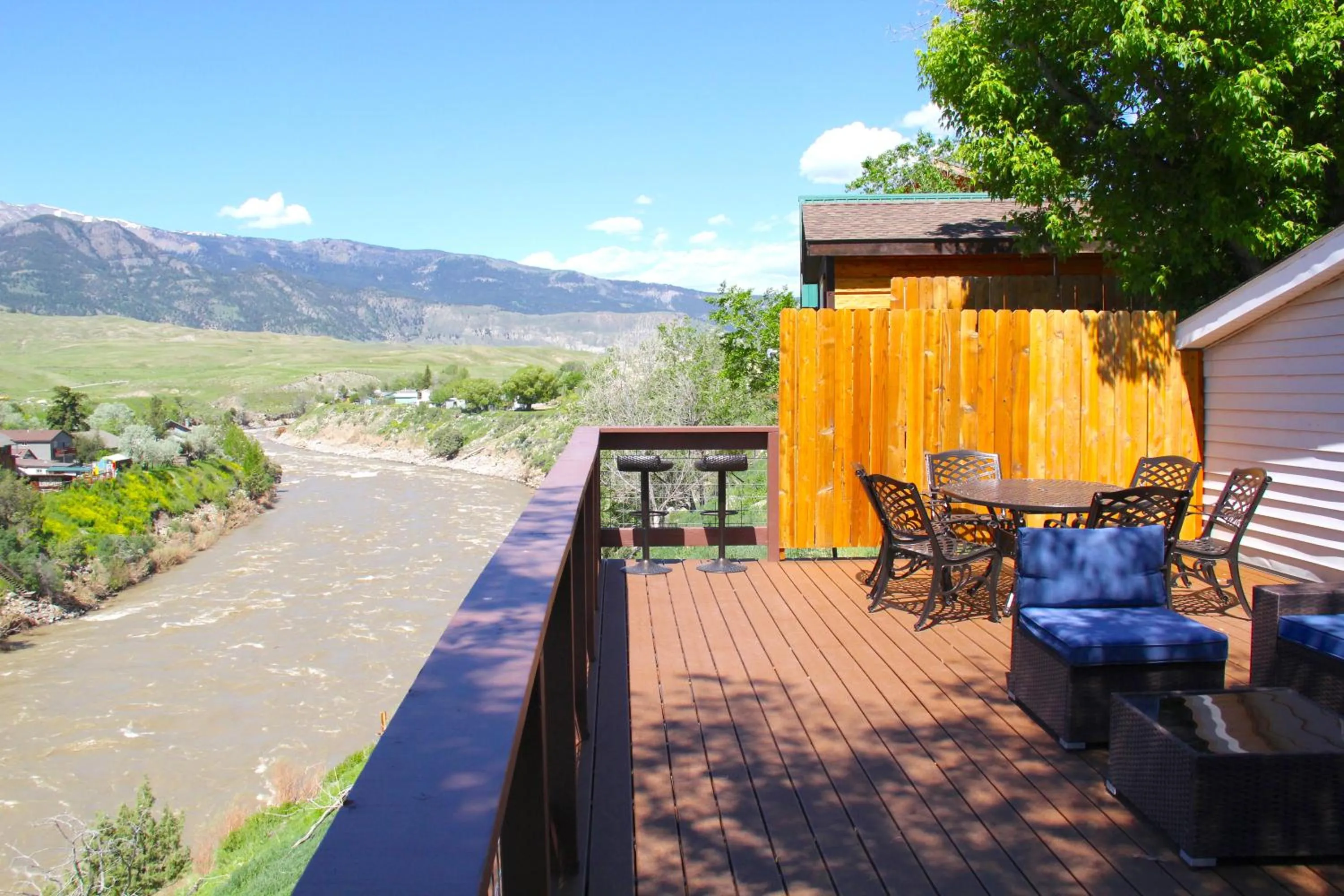 Yellowstone Treasure Guesthouses on the River