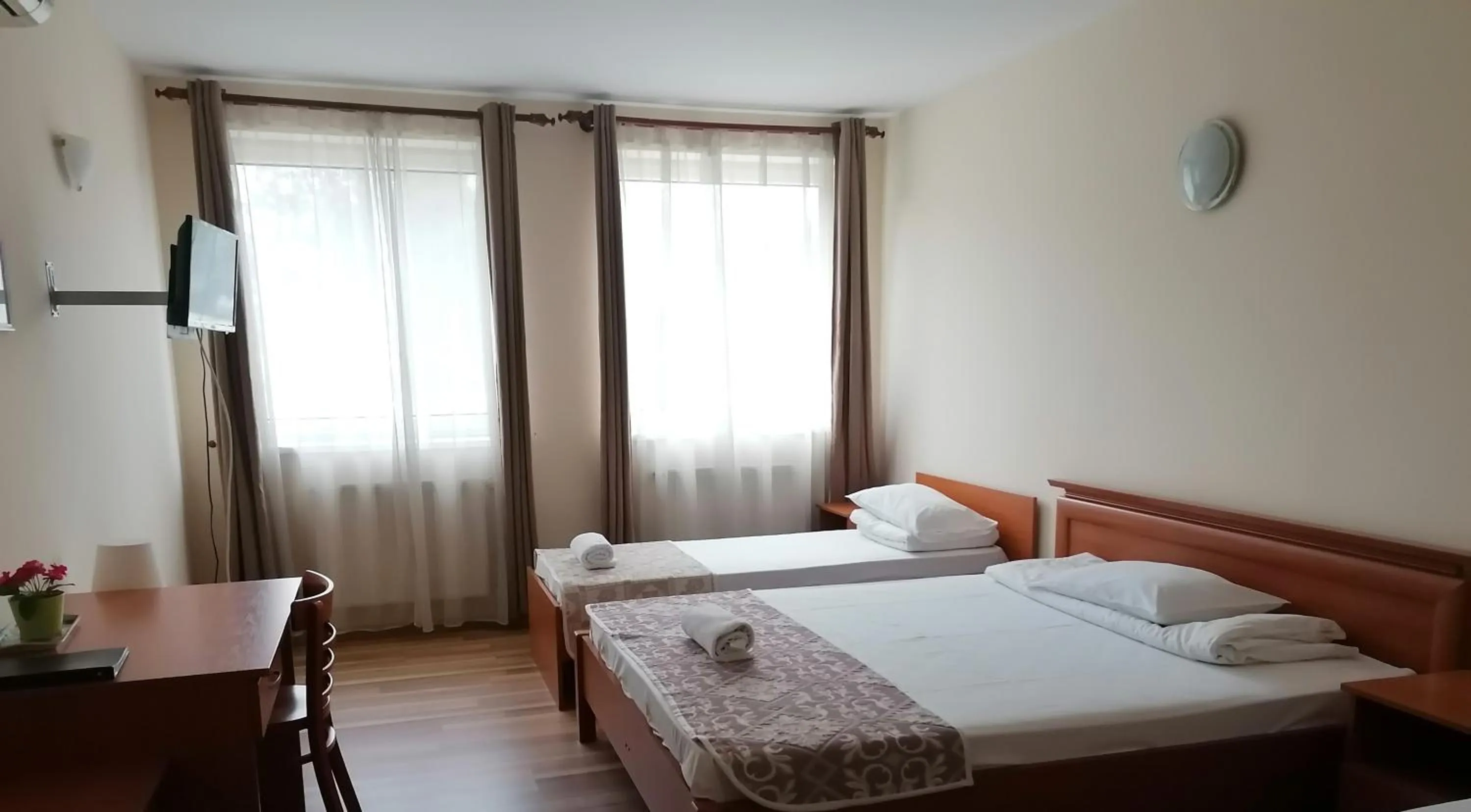 Property building, Bed in Hotel Ferihegy