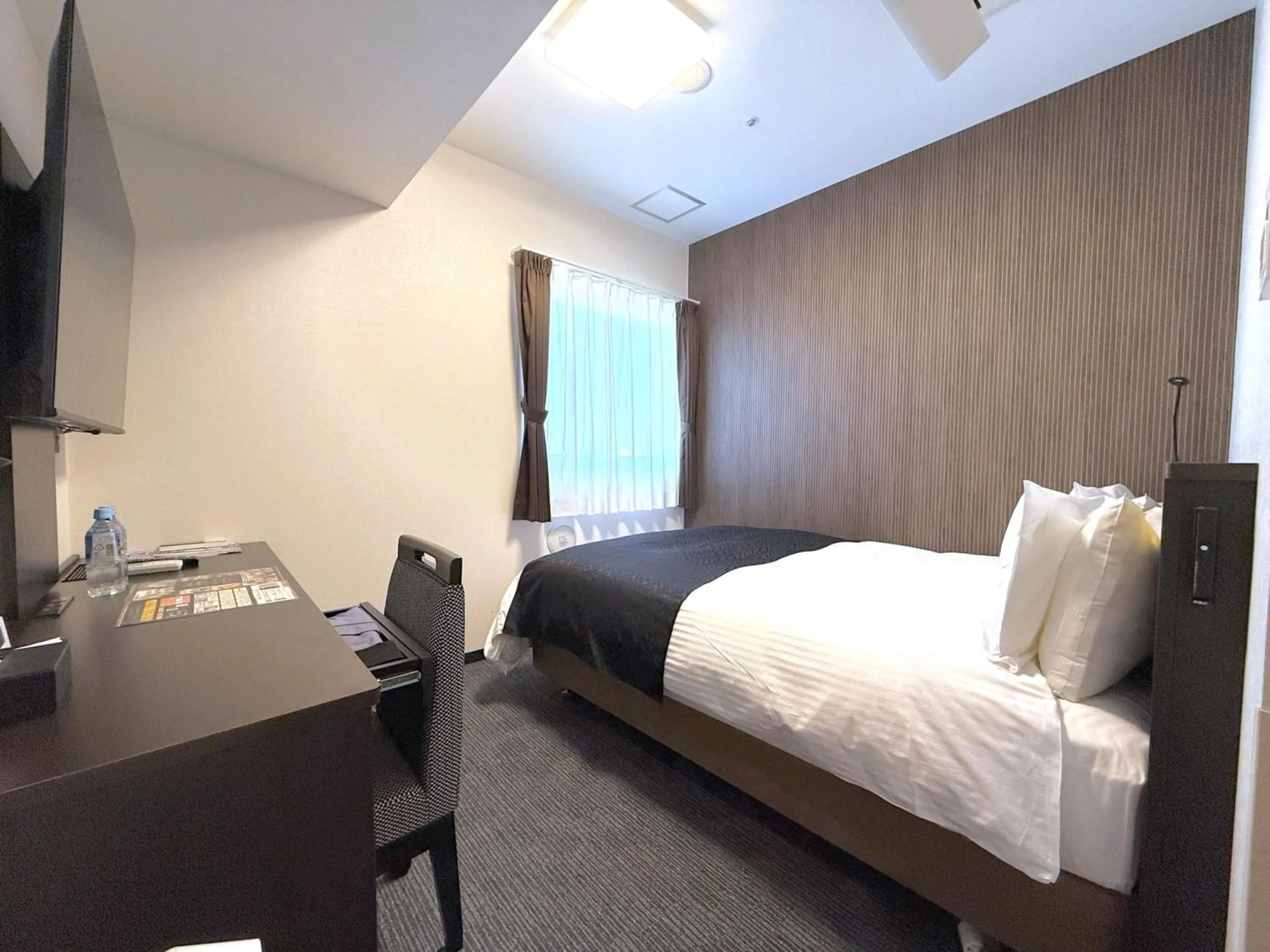 Photo of the whole room, Bed in APA Hotel Keikyu Kamata Ekimae Nishi