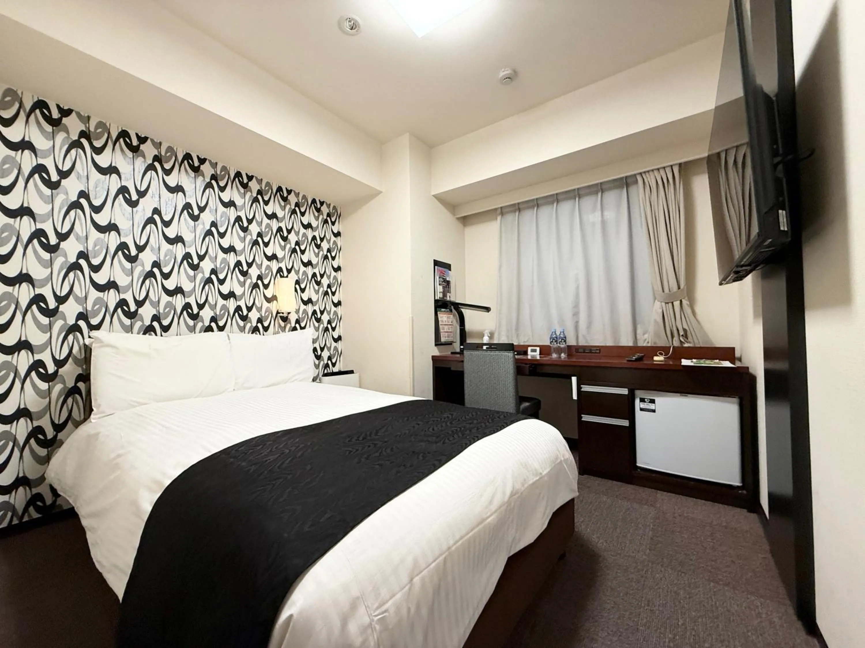 Photo of the whole room, Bed in APA Hotel Keikyu Kamata Ekimae Nishi
