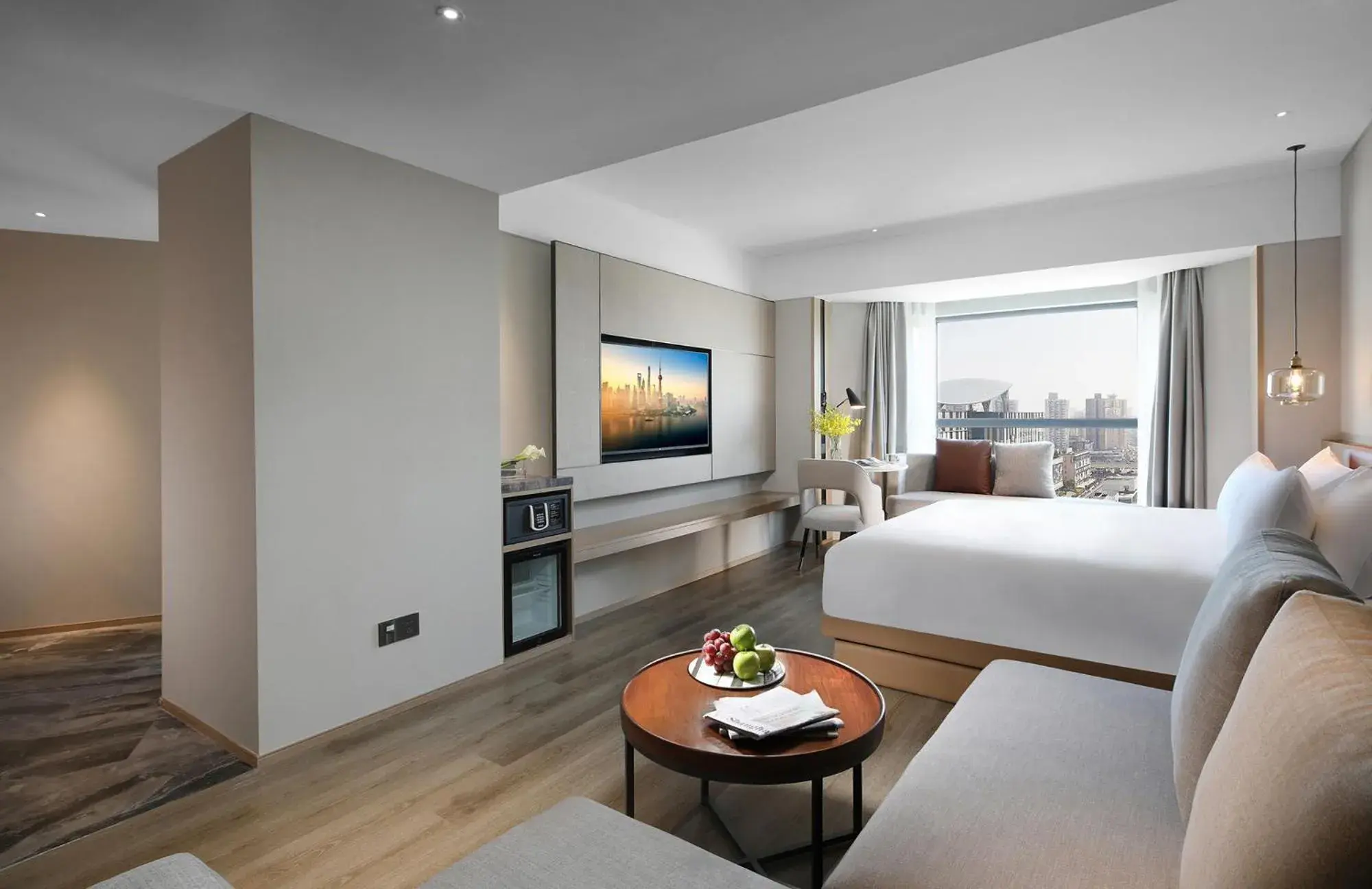 Property building, Bed in Holiday Inn Shanghai Huaxia by IHG - overlooking city scenery at Sky View Restaurant Property building, Bed in Holiday Inn Shanghai Huaxia by IHG - overlooking city scenery at Sky View Restaurant
