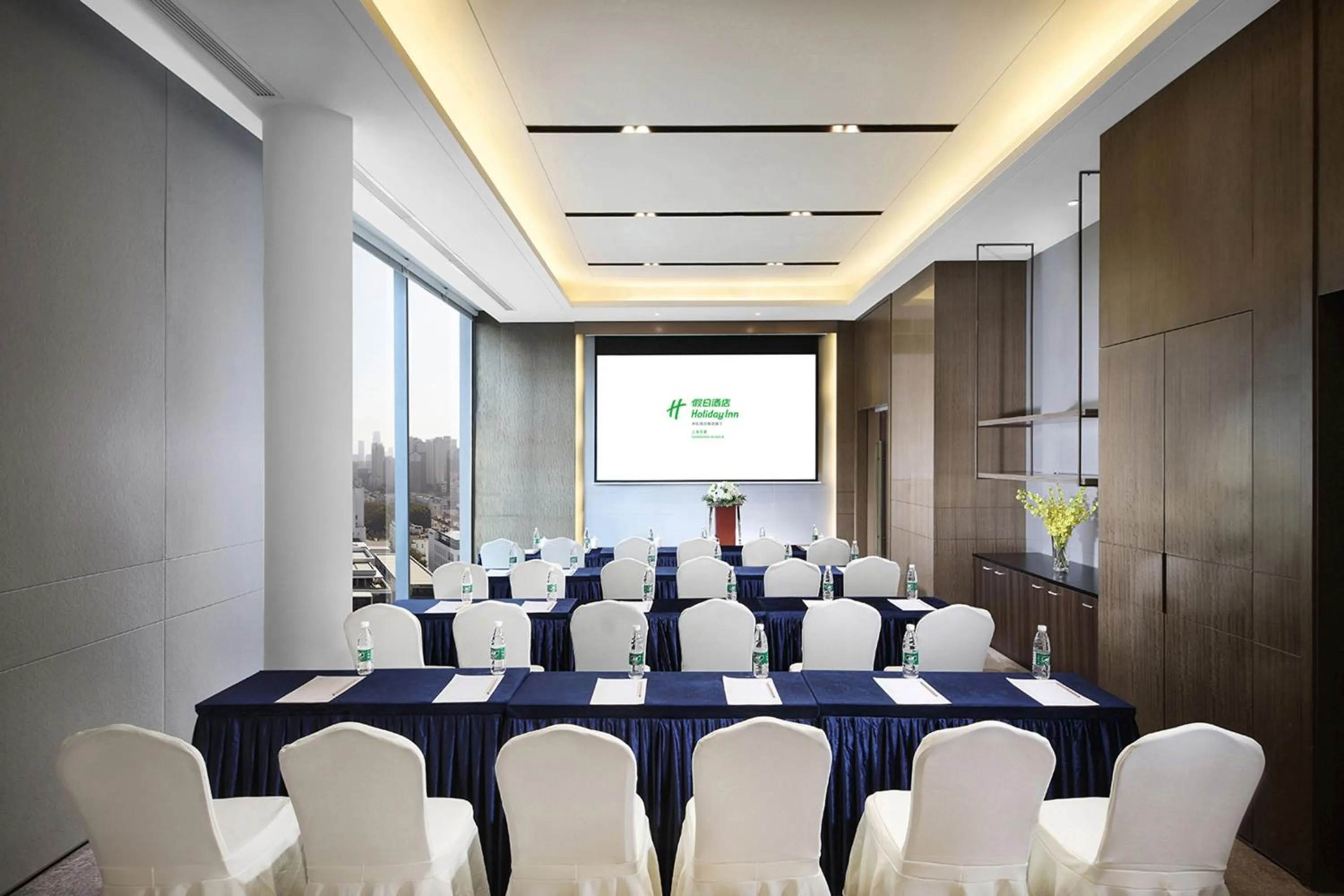 Meeting/conference room in Holiday Inn Shanghai Huaxia by IHG - overlooking city scenery at Sky View Restaurant