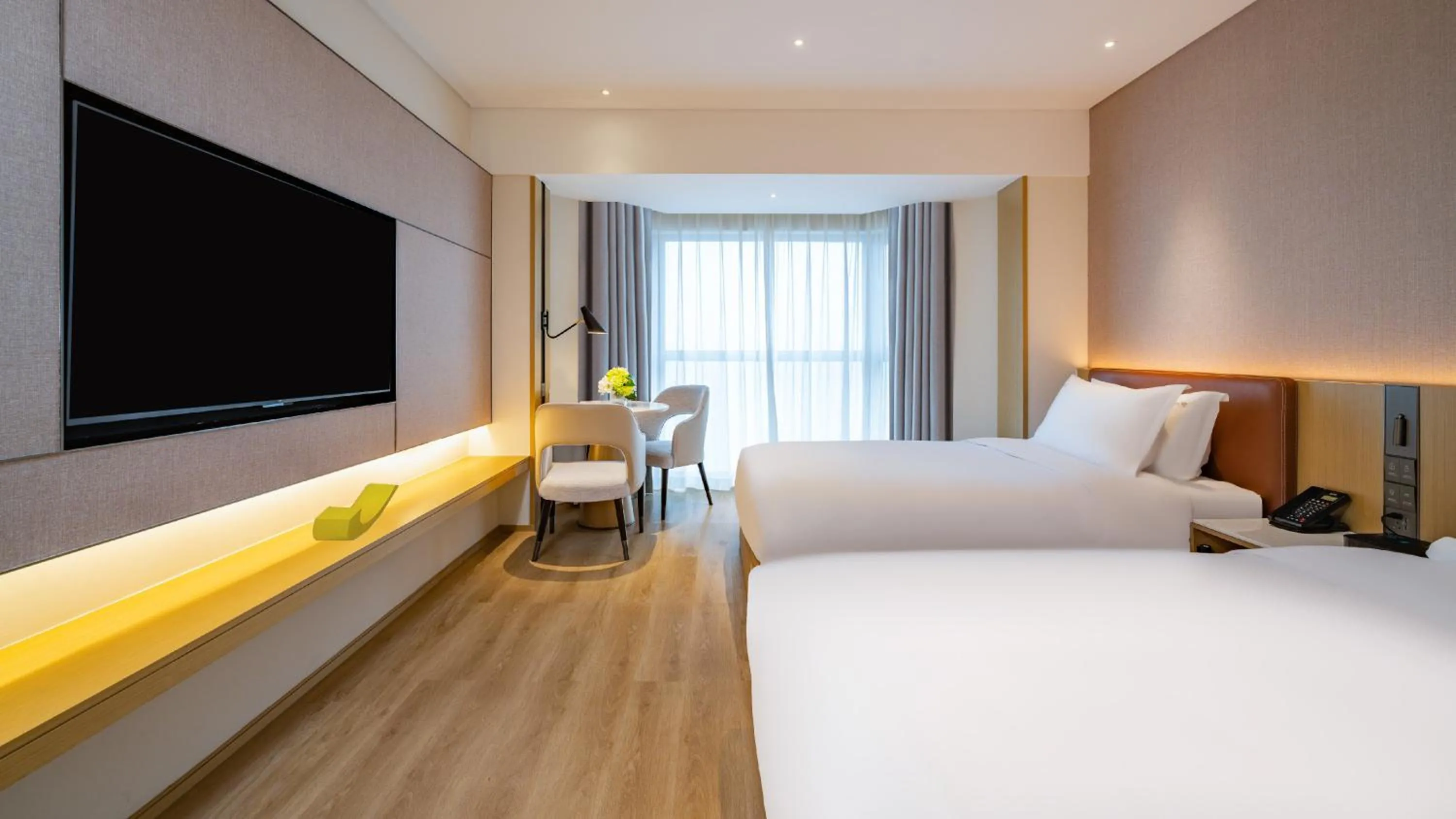 Photo of the whole room, Bed in Holiday Inn Shanghai Huaxia by IHG