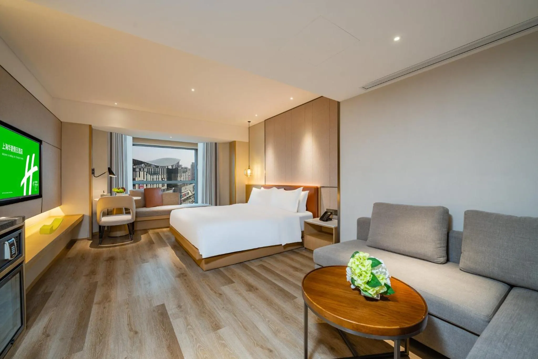 Photo of the whole room, Bed in Holiday Inn Shanghai Huaxia by IHG - overlooking city scenery at Sky View Restaurant