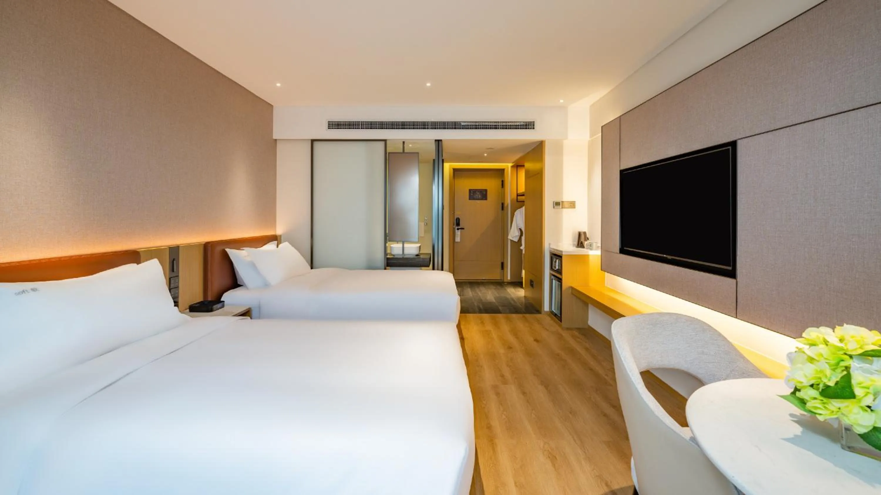 Photo of the whole room, Bed in Holiday Inn Shanghai Huaxia by IHG