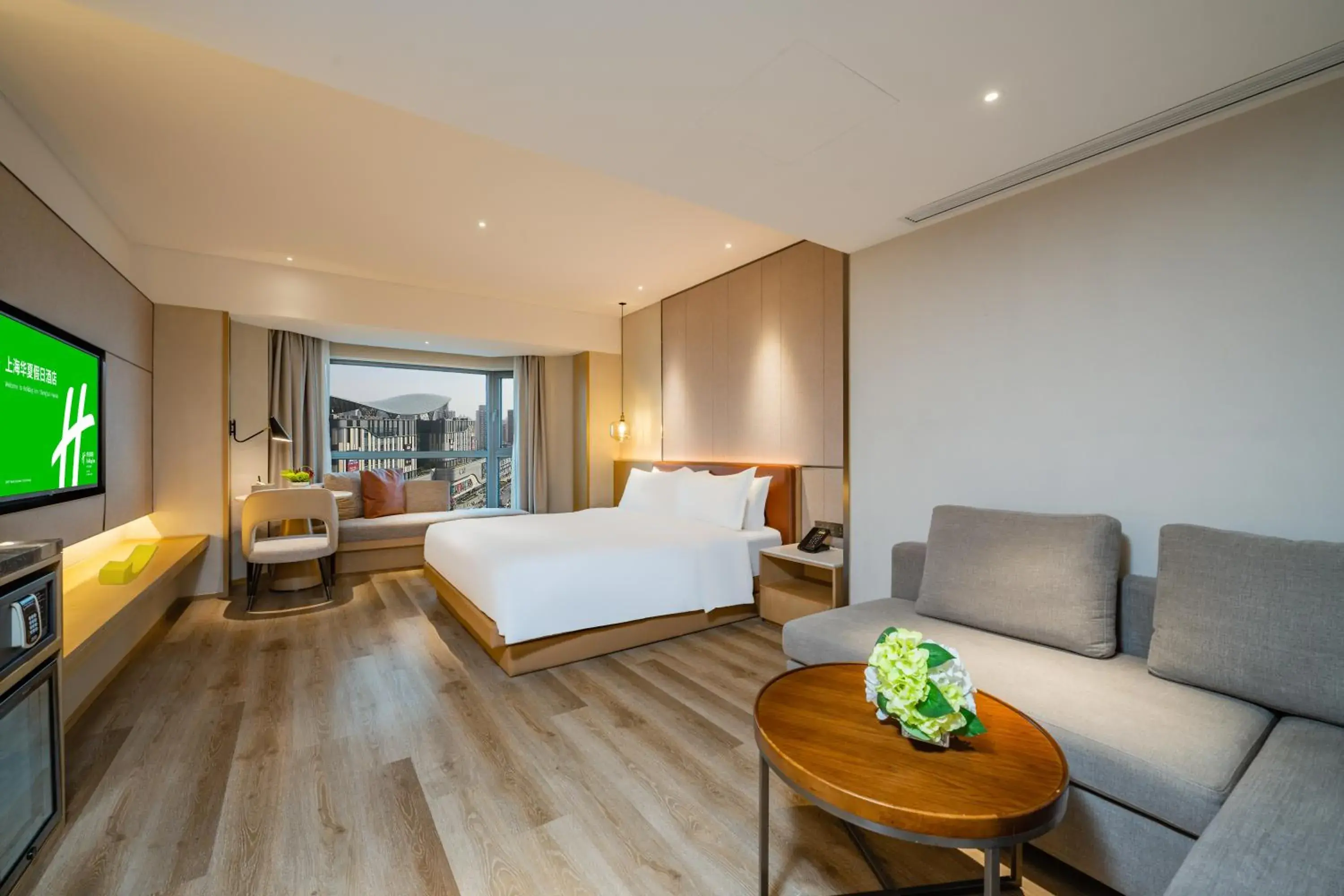 Bedroom, Bed in Holiday Inn Shanghai Huaxia by IHG - overlooking city scenery at Sky View Restaurant Bedroom, Bed in Holiday Inn Shanghai Huaxia by IHG - overlooking city scenery at Sky View Restaurant