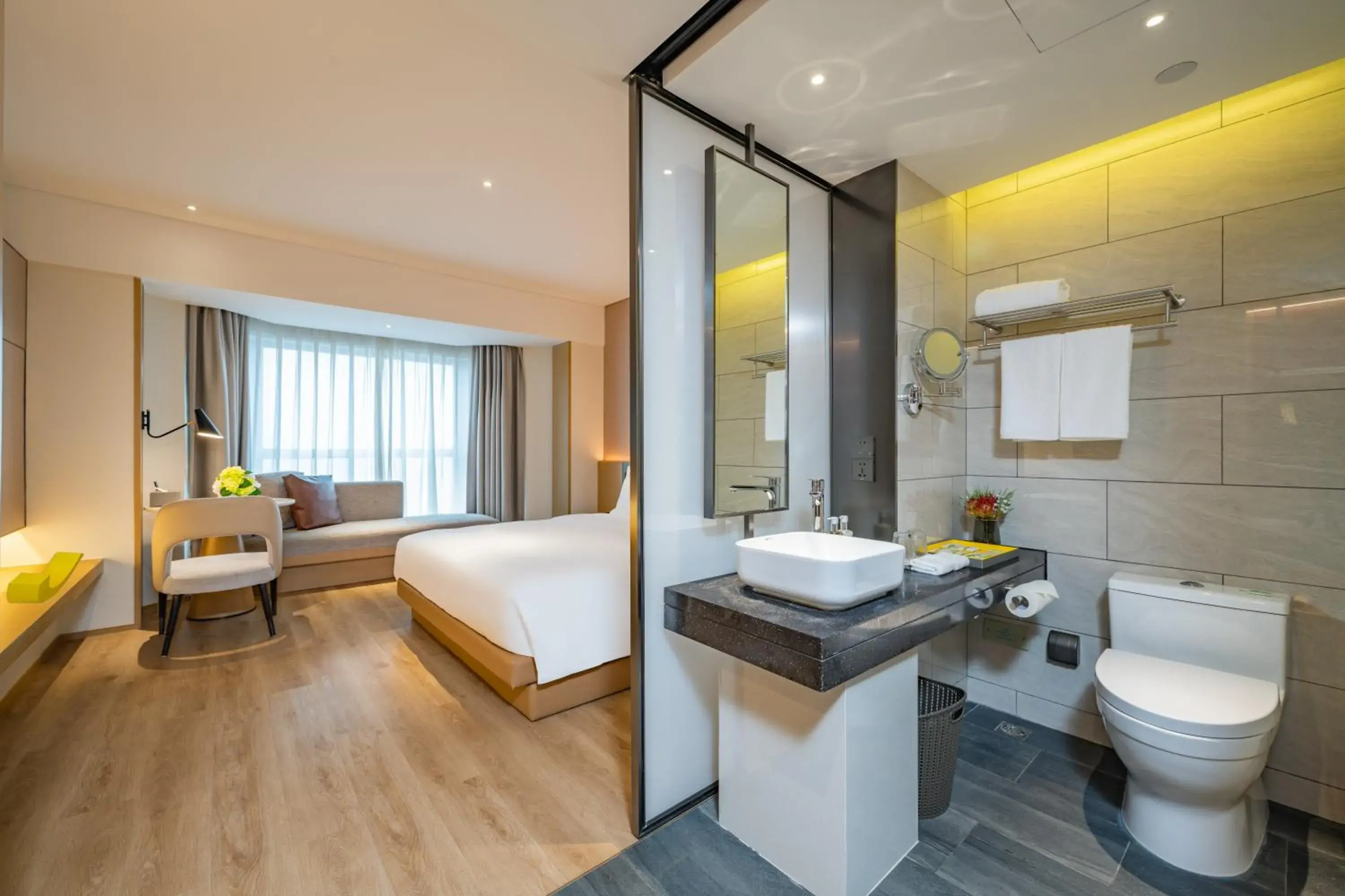 Toilet, Bed in Holiday Inn Shanghai Huaxia by IHG Toilet, Bed in Holiday Inn Shanghai Huaxia by IHG