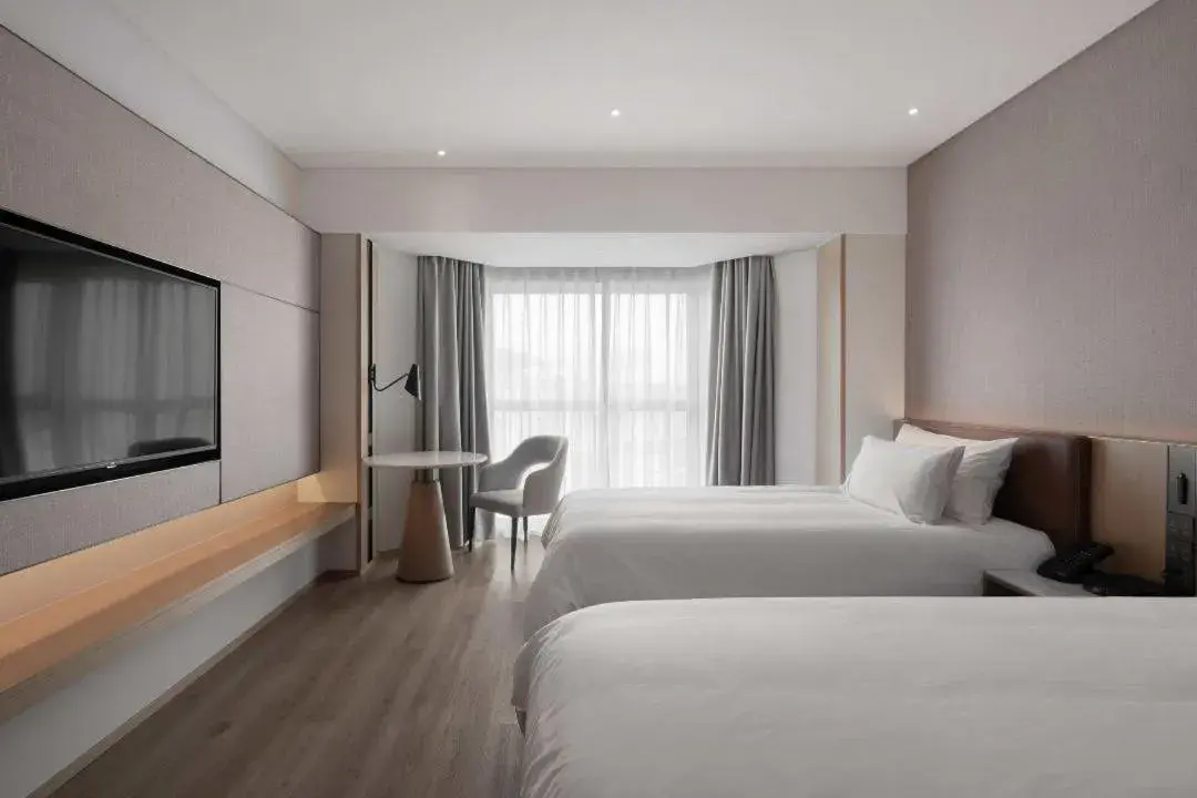 Bedroom, Bed in Holiday Inn Shanghai Huaxia by IHG - overlooking city scenery at Sky View Restaurant Bedroom, Bed in Holiday Inn Shanghai Huaxia by IHG - overlooking city scenery at Sky View Restaurant