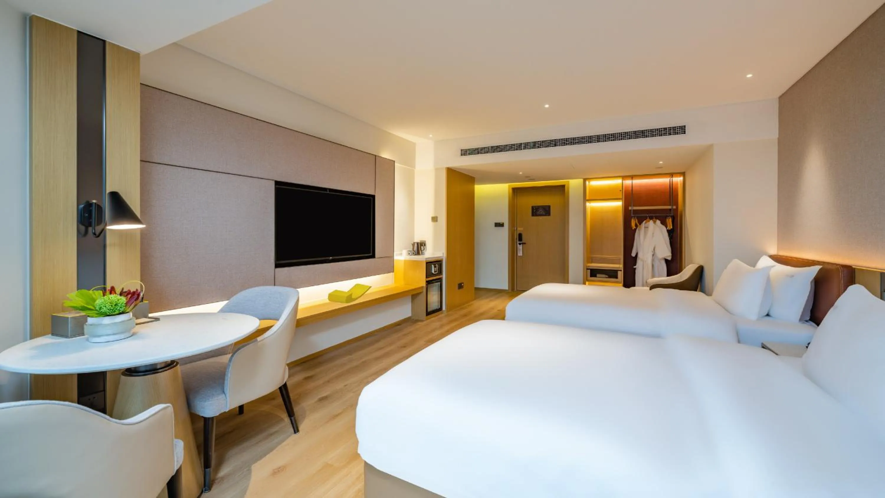 Photo of the whole room, Bed in Holiday Inn Shanghai Huaxia by IHG
