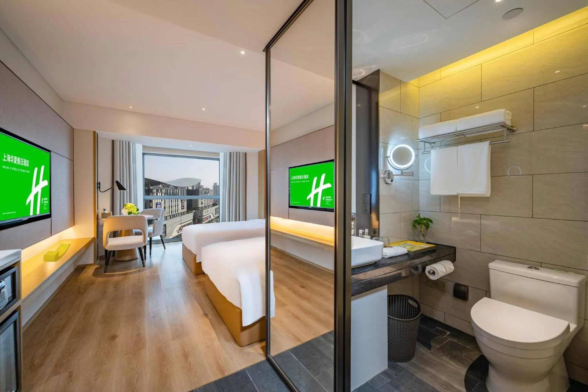 Bathroom, Bed in Holiday Inn Shanghai Huaxia by IHG - overlooking city scenery at Sky View Restaurant